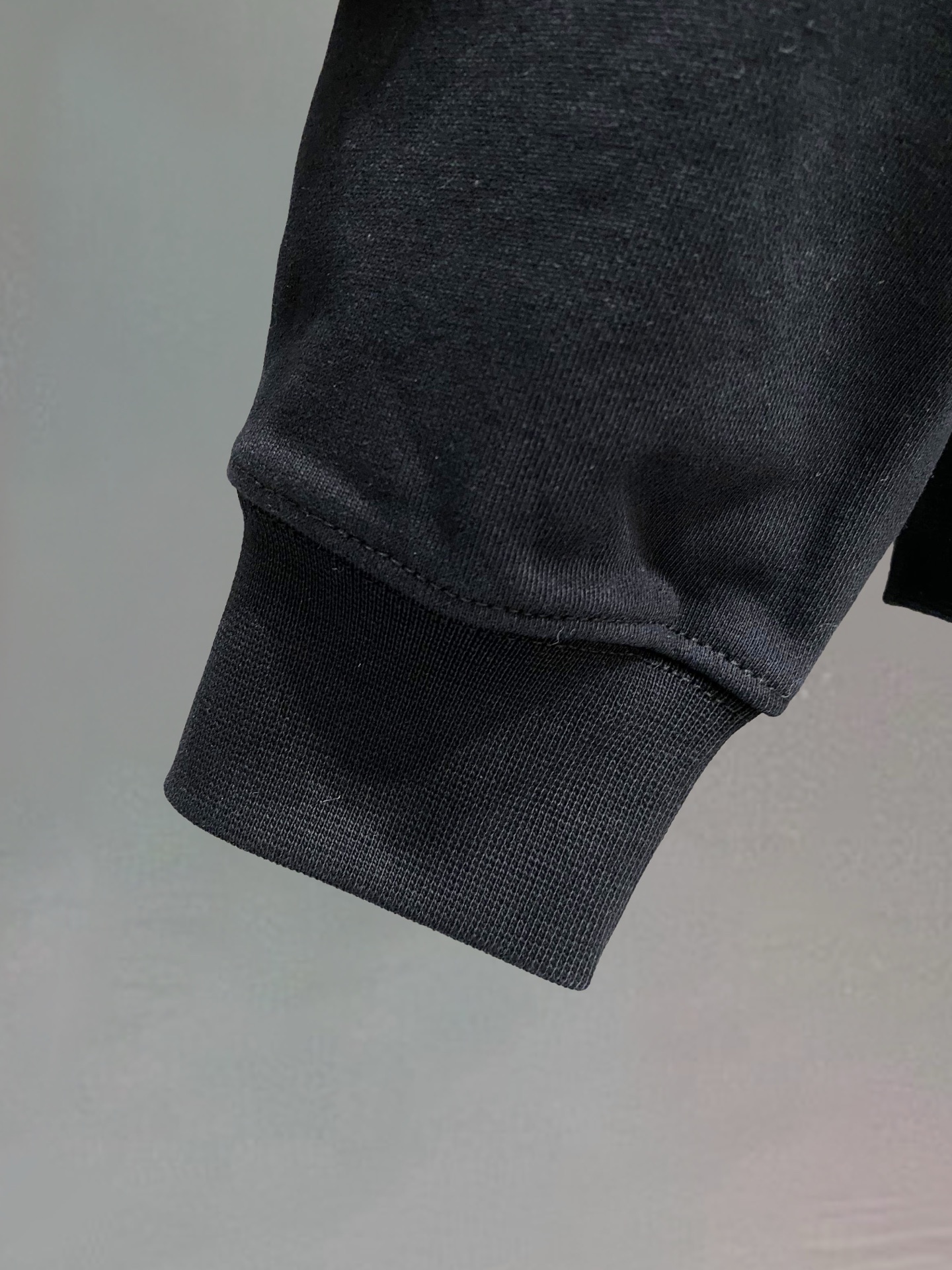 ￼ ￼ ￼ ￼ 香奈儿 官网 新款字母印花双层重工字母图案不管是T桖还是卫衣都是每年的爆款单品 前幅大面