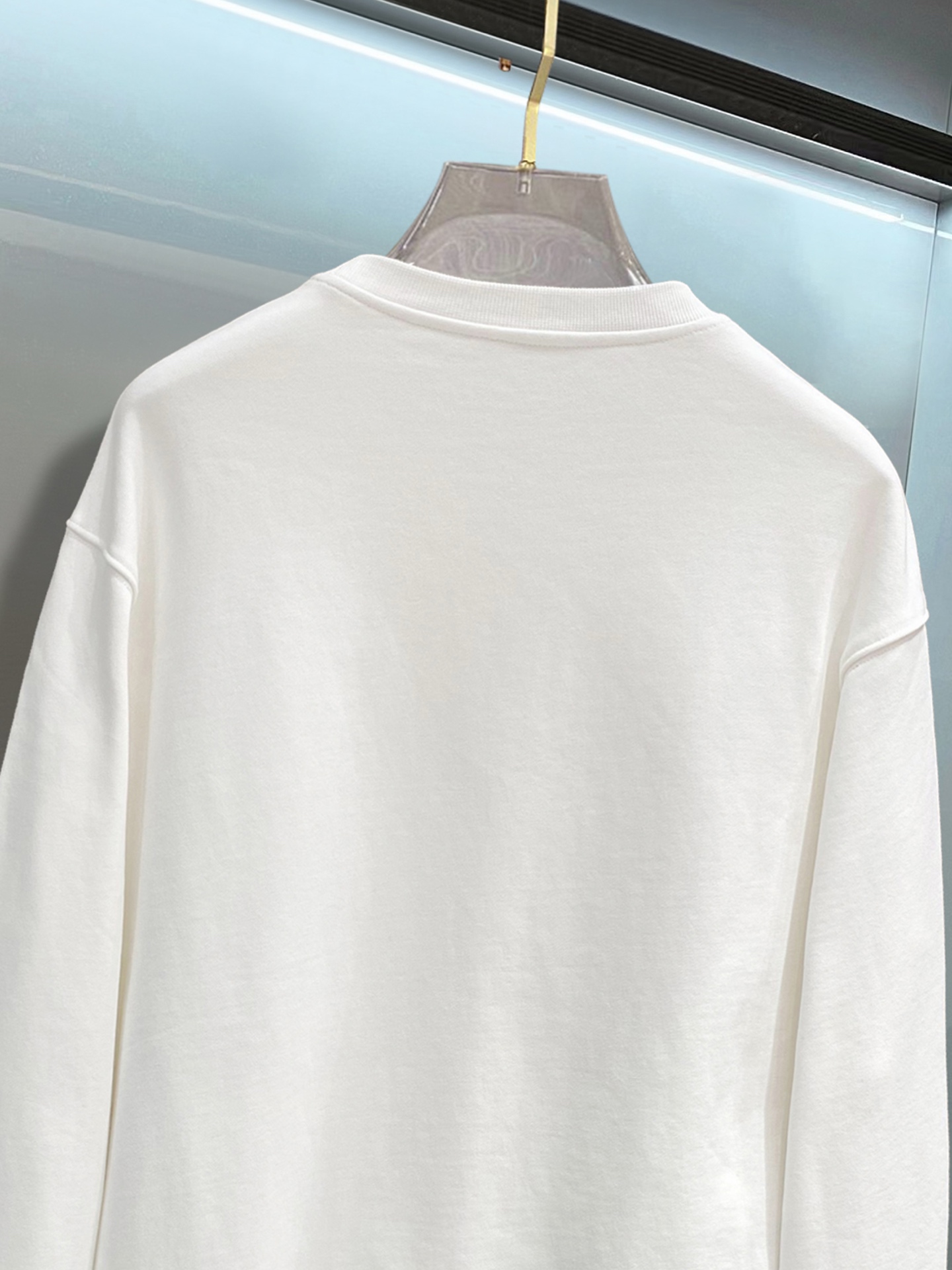 ￼ ￼ ￼ ￼ 香奈儿 官网 新款字母印花双层重工字母图案不管是T桖还是卫衣都是每年的爆款单品 前幅大面