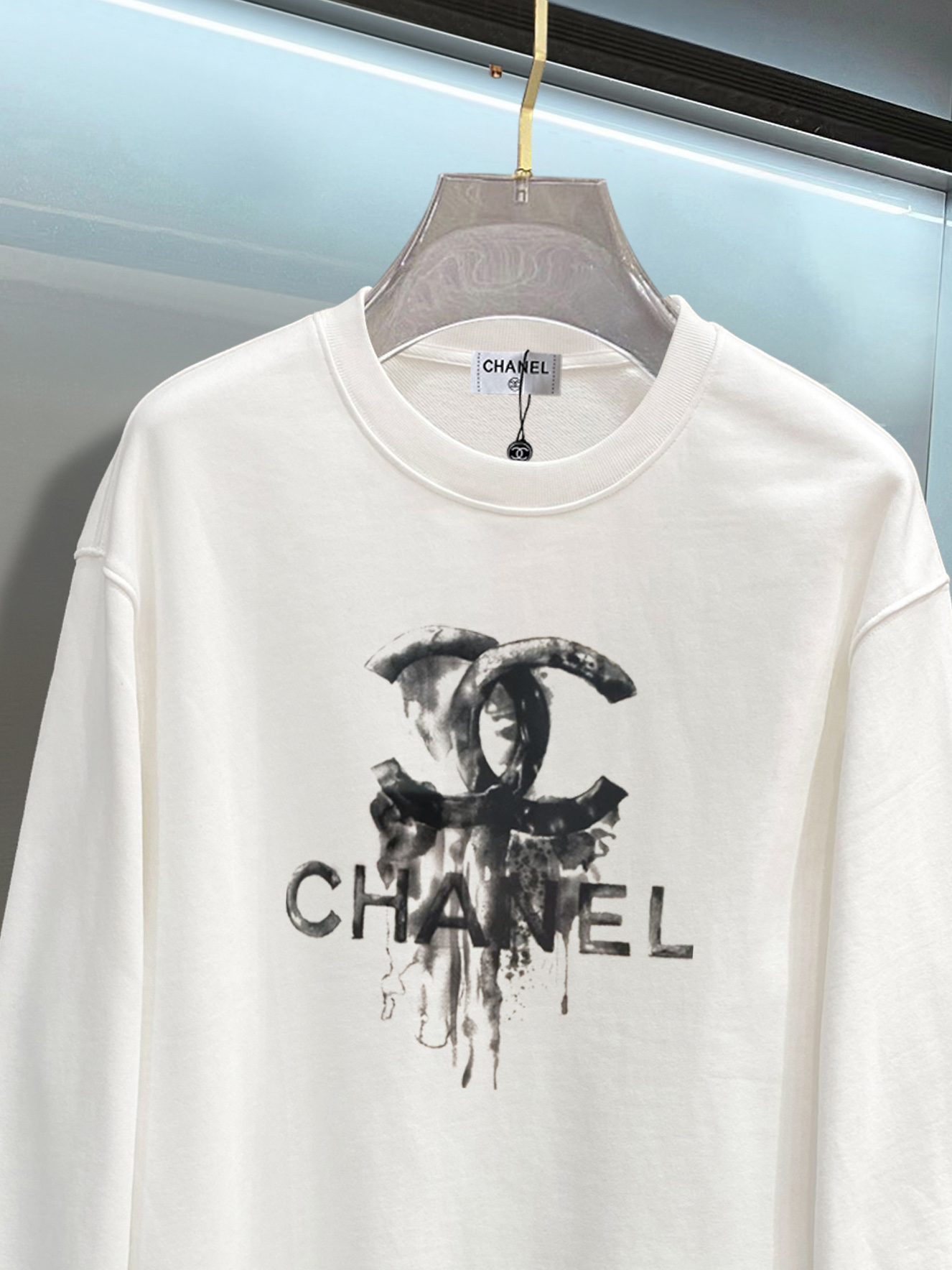 ￼ ￼ ￼ ￼ 香奈儿 官网 新款字母印花双层重工字母图案不管是T桖还是卫衣都是每年的爆款单品 前幅大面