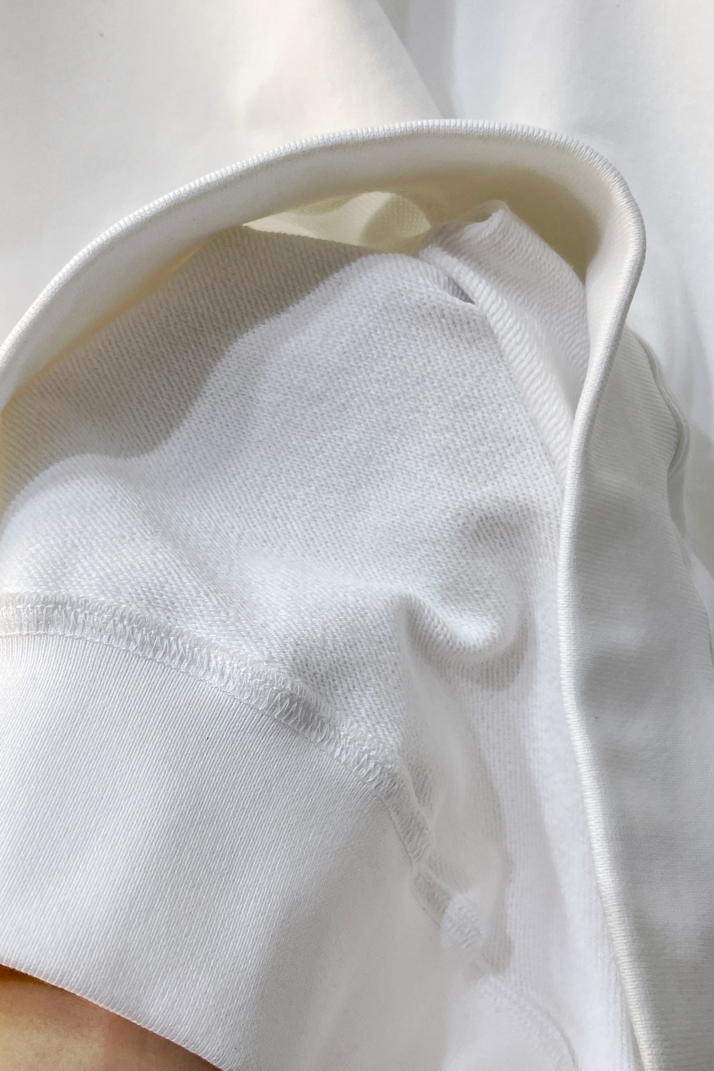 ￼ ￼ ￼ ￼ 香奈儿 官网 新款字母印花双层重工字母图案不管是T桖还是卫衣都是每年的爆款单品 前幅大面