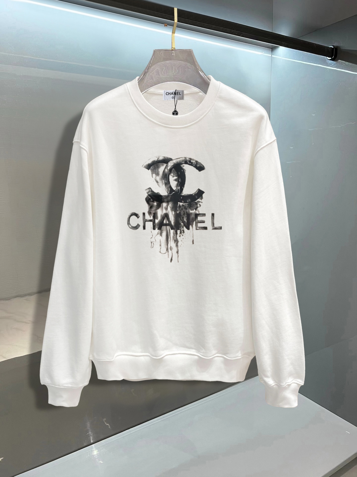 ￼ ￼ ￼ ￼ 香奈儿 官网 新款字母印花双层重工字母图案不管是T桖还是卫衣都是每年的爆款单品 前幅大面