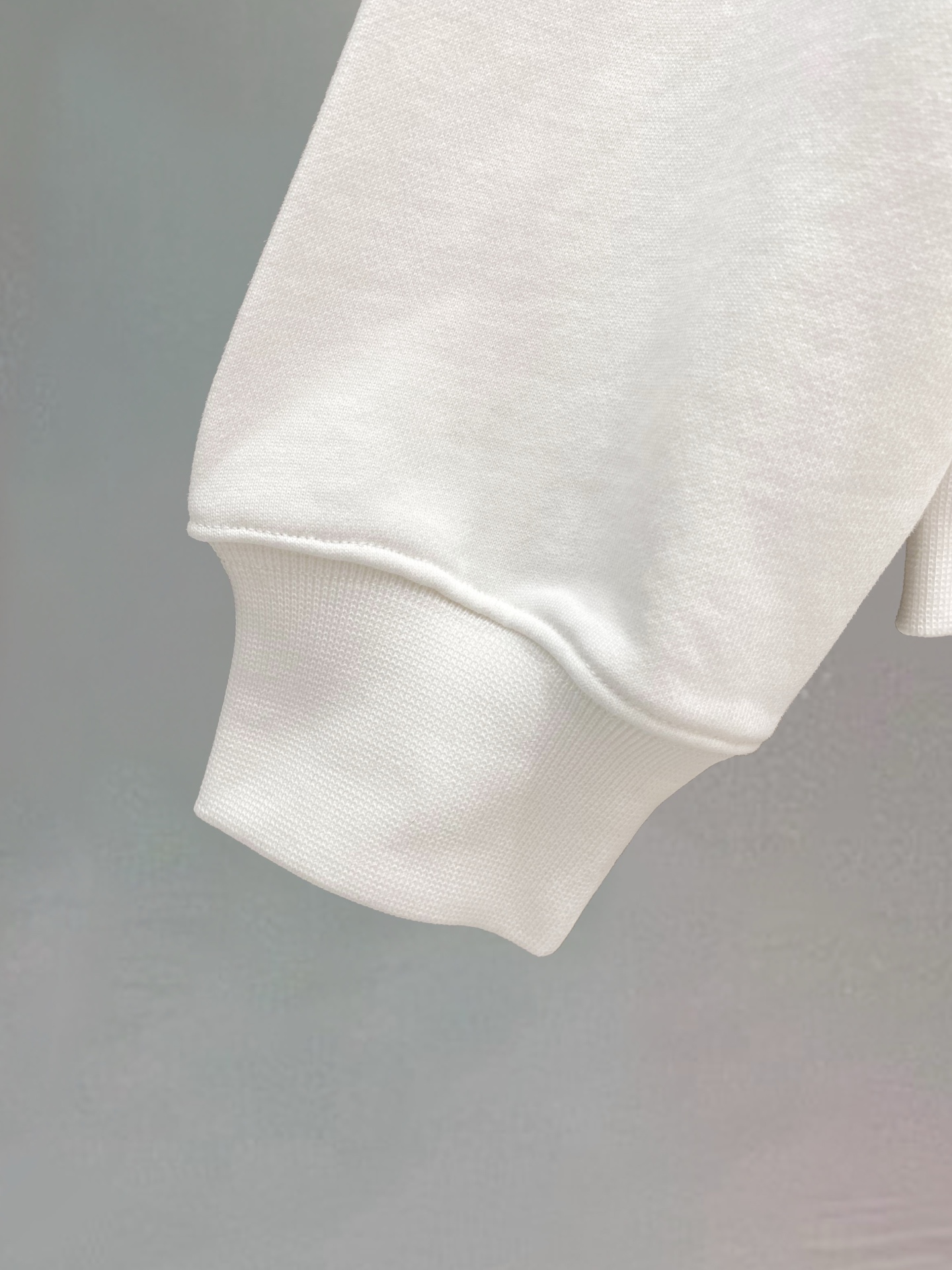 ￼ ￼ ￼ ￼ 香奈儿 官网 新款字母印花双层重工字母图案不管是T桖还是卫衣都是每年的爆款单品 前幅大面