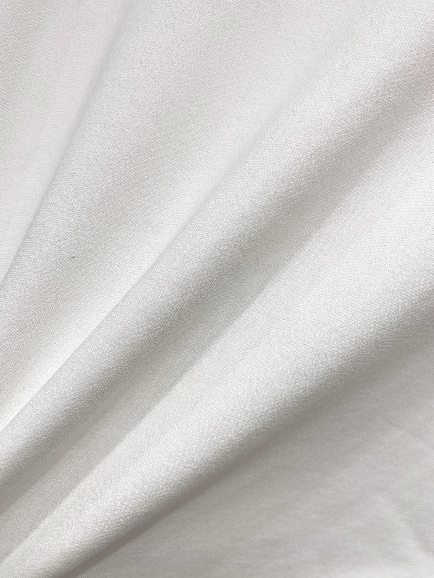 ￼ ￼ ￼ ￼ 香奈儿 官网 新款字母印花双层重工字母图案不管是T桖还是卫衣都是每年的爆款单品 前幅大面