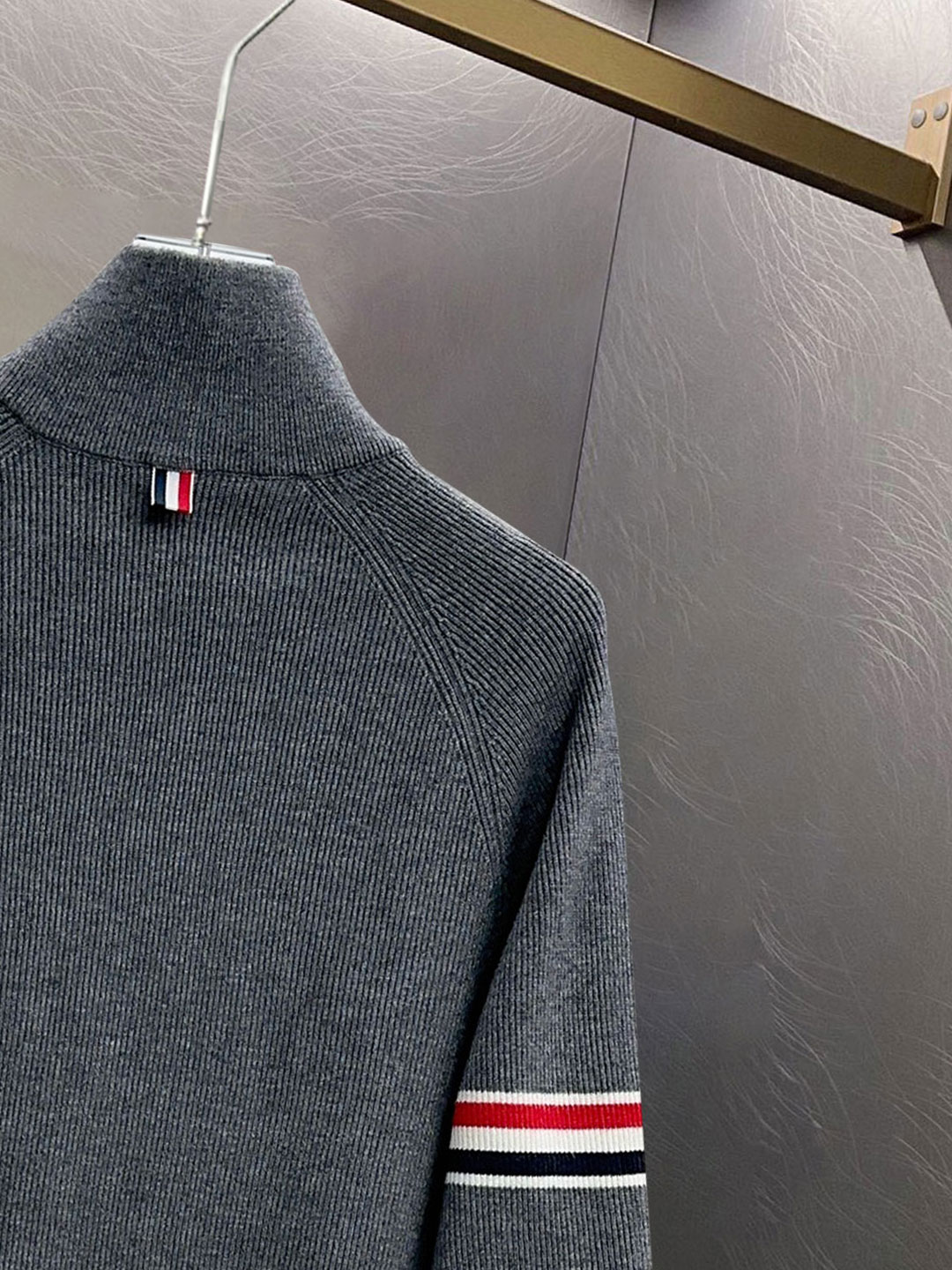 ￼ ￼ 汤姆布朗 2025ss秋冬大爆款精品针织羊毛开衫外套，定制高品质聚酯纤维面料！顶级时尚大牌元素l