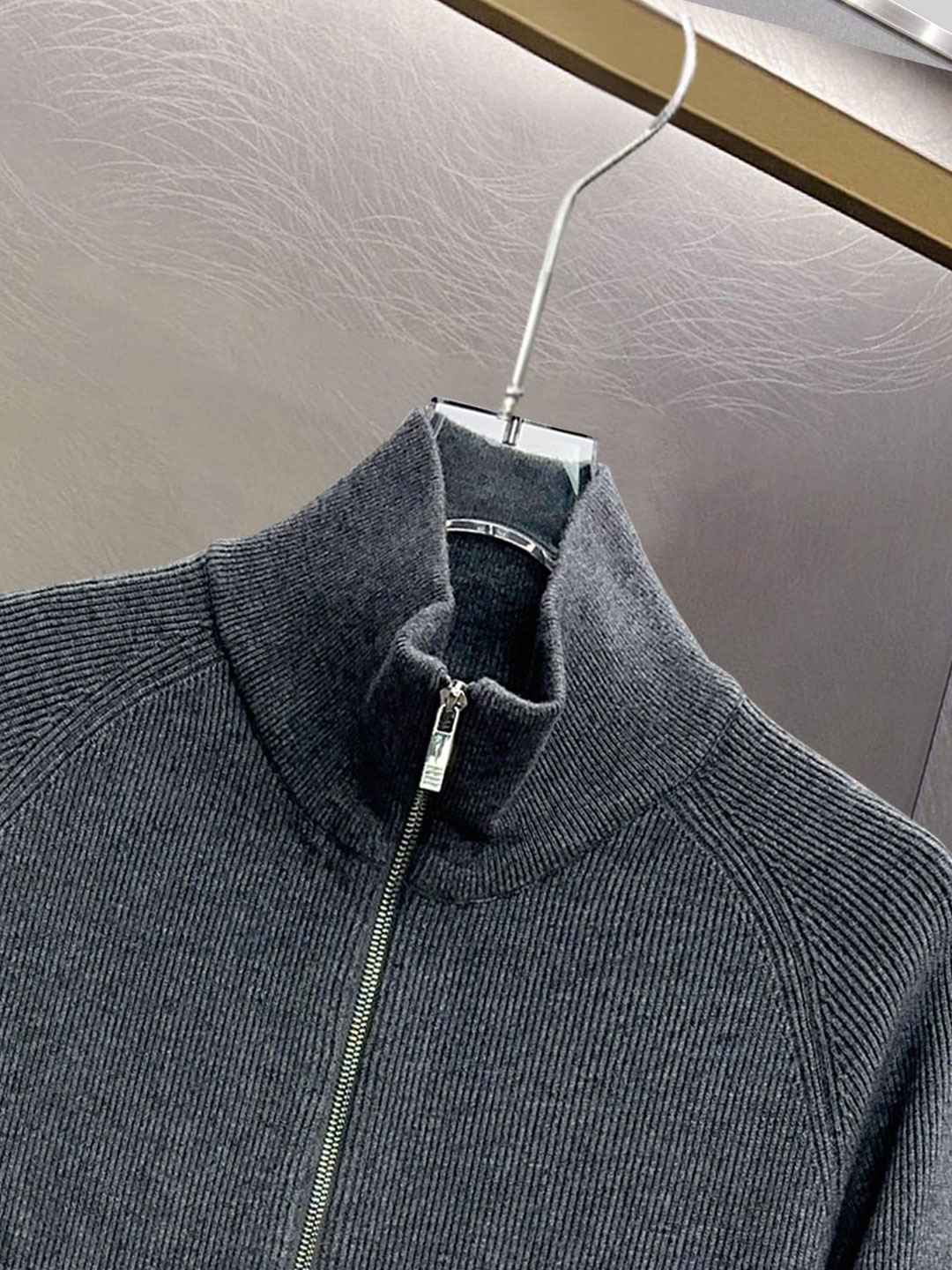 ￼ ￼ 汤姆布朗 2025ss秋冬大爆款精品针织羊毛开衫外套，定制高品质聚酯纤维面料！顶级时尚大牌元素l