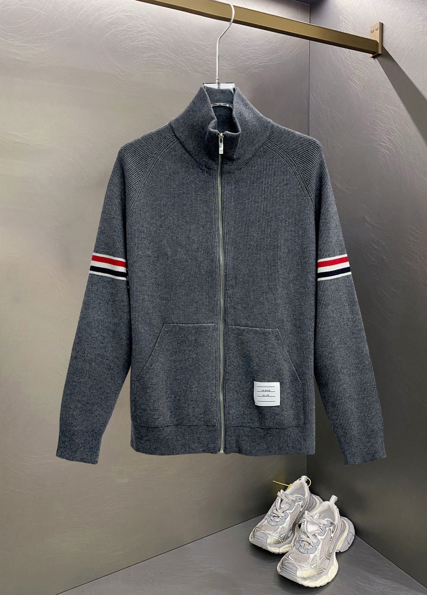 ￼ ￼ 汤姆布朗 2025ss秋冬大爆款精品针织羊毛开衫外套，定制高品质聚酯纤维面料！顶级时尚大牌元素l