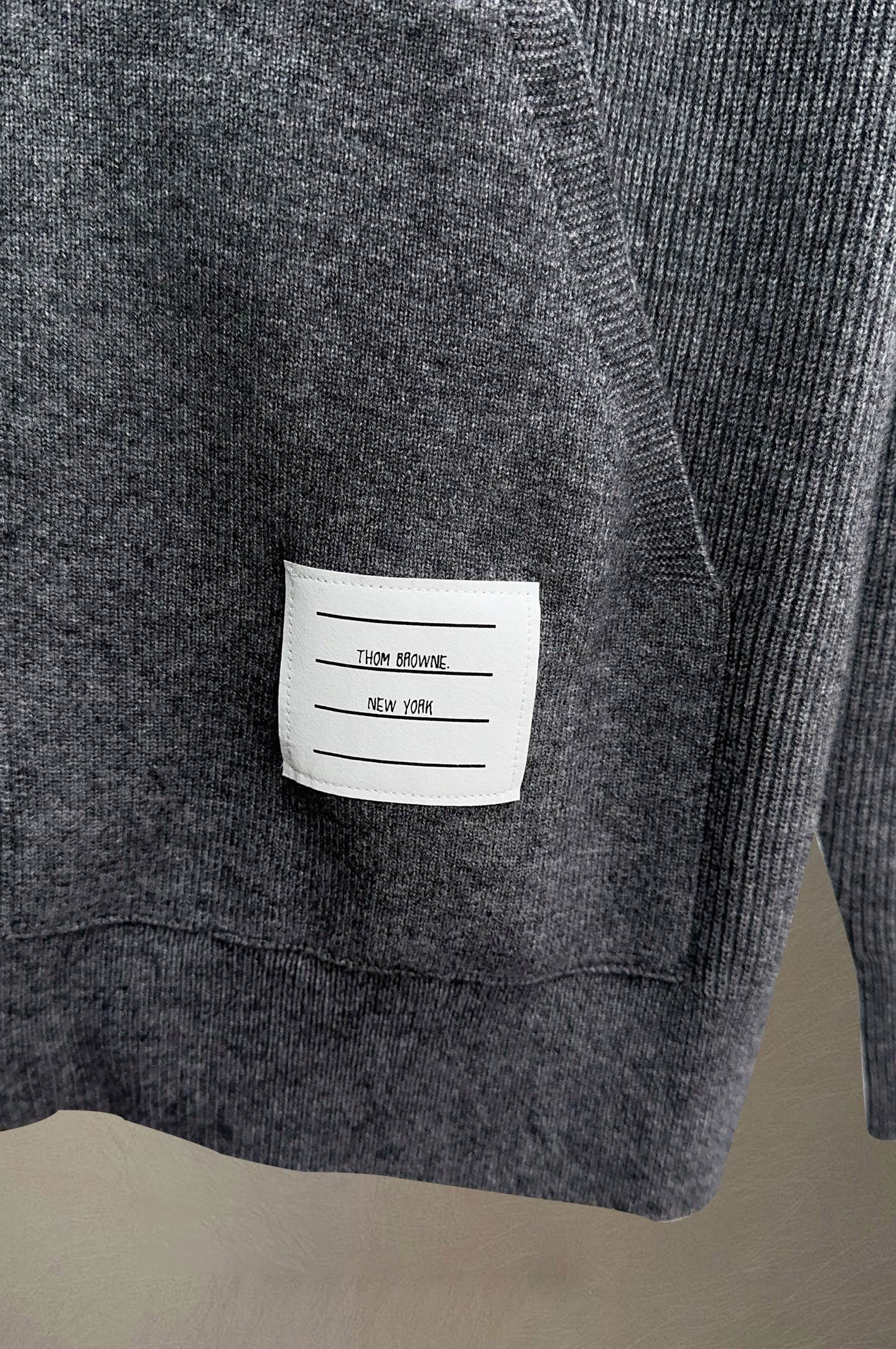 ￼ ￼ 汤姆布朗 2025ss秋冬大爆款精品针织羊毛开衫外套，定制高品质聚酯纤维面料！顶级时尚大牌元素l