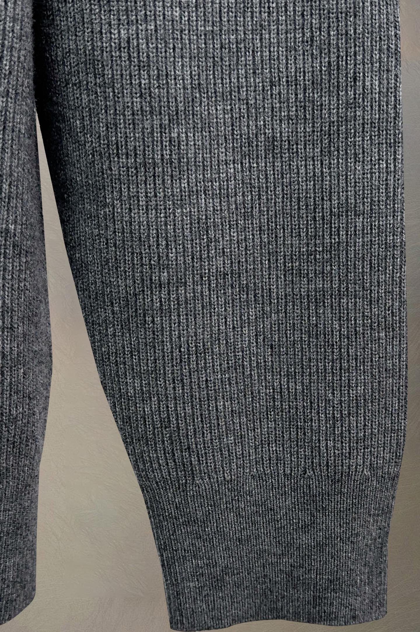 ￼ ￼ 汤姆布朗 2025ss秋冬大爆款精品针织羊毛开衫外套，定制高品质聚酯纤维面料！顶级时尚大牌元素l