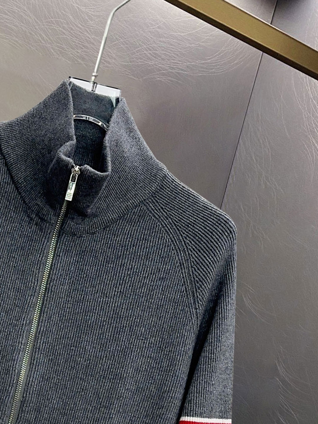 ￼ ￼ 汤姆布朗 2025ss秋冬大爆款精品针织羊毛开衫外套，定制高品质聚酯纤维面料！顶级时尚大牌元素l