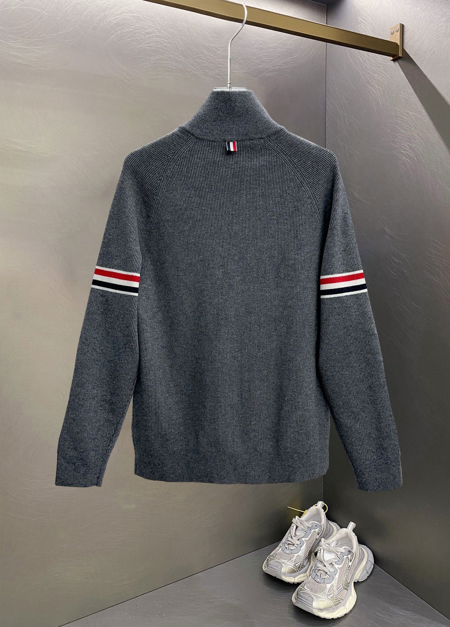 ￼ ￼ 汤姆布朗 2025ss秋冬大爆款精品针织羊毛开衫外套，定制高品质聚酯纤维面料！顶级时尚大牌元素l