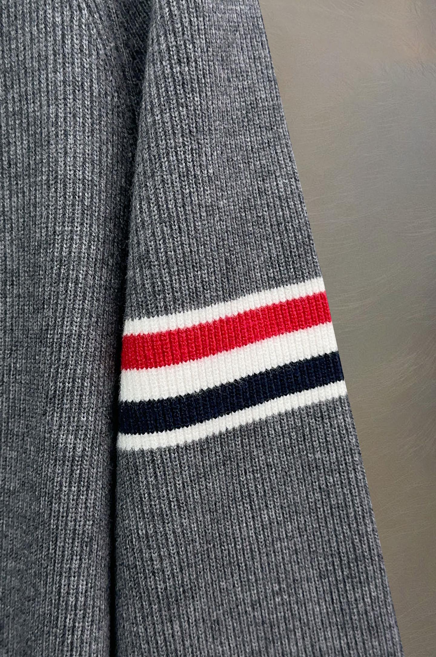 ￼ ￼ 汤姆布朗 2025ss秋冬大爆款精品针织羊毛开衫外套，定制高品质聚酯纤维面料！顶级时尚大牌元素l