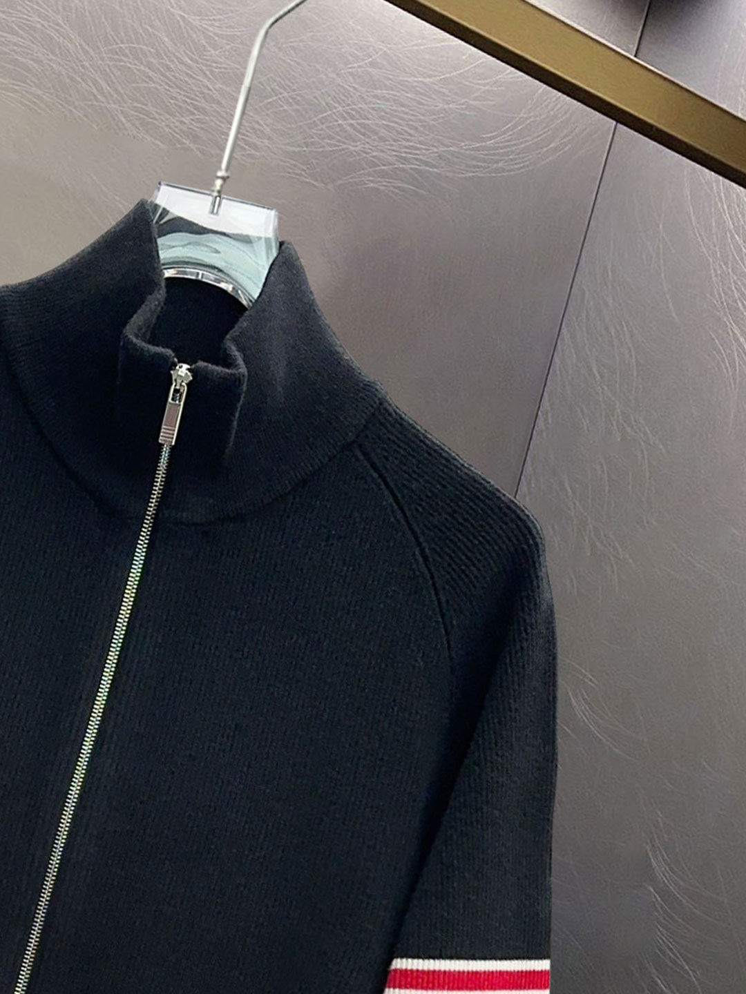 ￼ 汤姆布朗 2025ss秋冬大爆款精品针织羊毛开衫外套，定制高品质聚酯纤维面料！顶级时尚大牌元素log