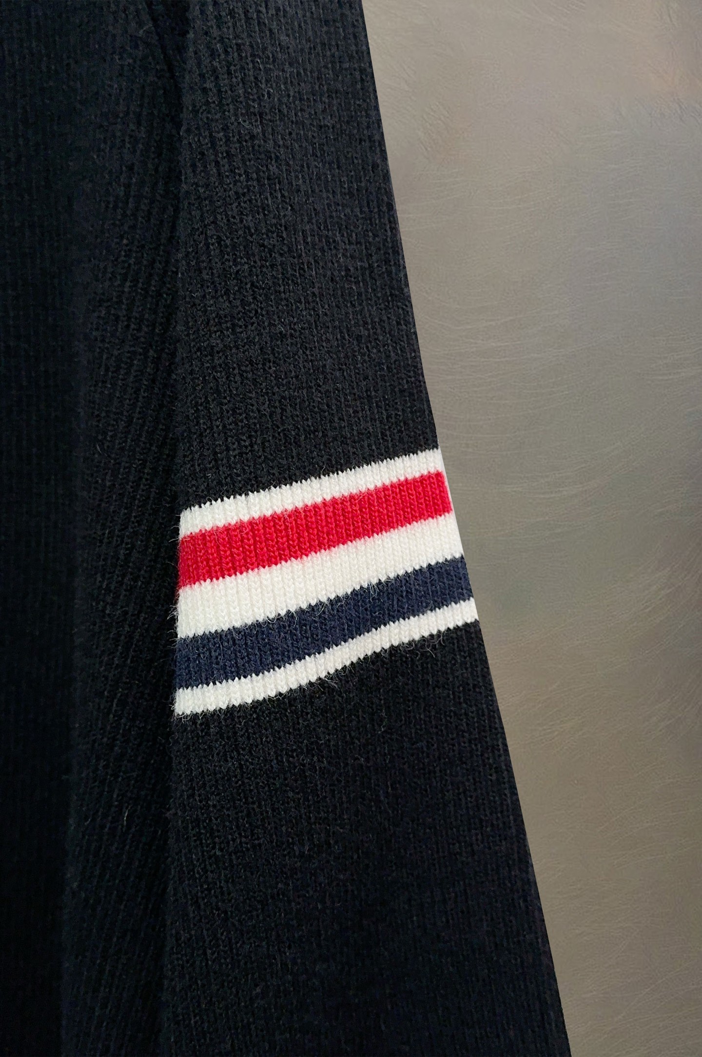 ￼ 汤姆布朗 2025ss秋冬大爆款精品针织羊毛开衫外套，定制高品质聚酯纤维面料！顶级时尚大牌元素log