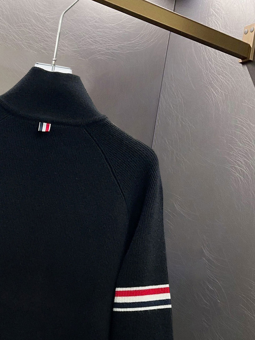 ￼ 汤姆布朗 2025ss秋冬大爆款精品针织羊毛开衫外套，定制高品质聚酯纤维面料！顶级时尚大牌元素log