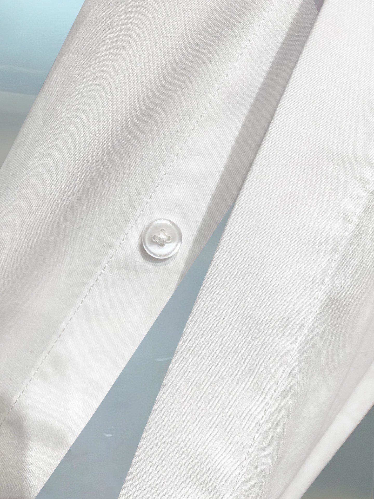 ￼ ￼ ￼ ￼ 路易威登 专柜最新款男士必备款长袖衬衫，100%天然棉，舒服透气，原单狠货，原版面料，柔