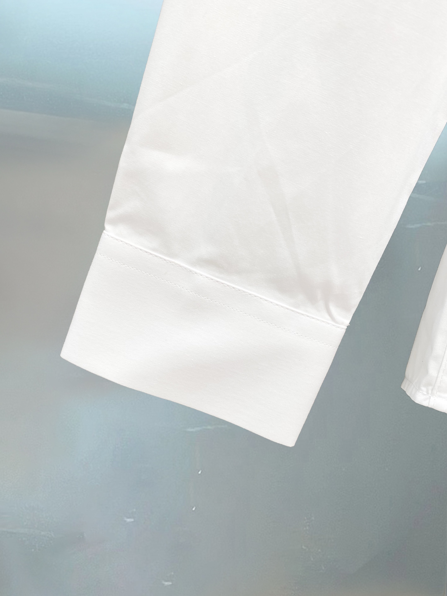 ￼ ￼ ￼ ￼ 路易威登 专柜最新款男士必备款长袖衬衫，100%天然棉，舒服透气，原单狠货，原版面料，柔