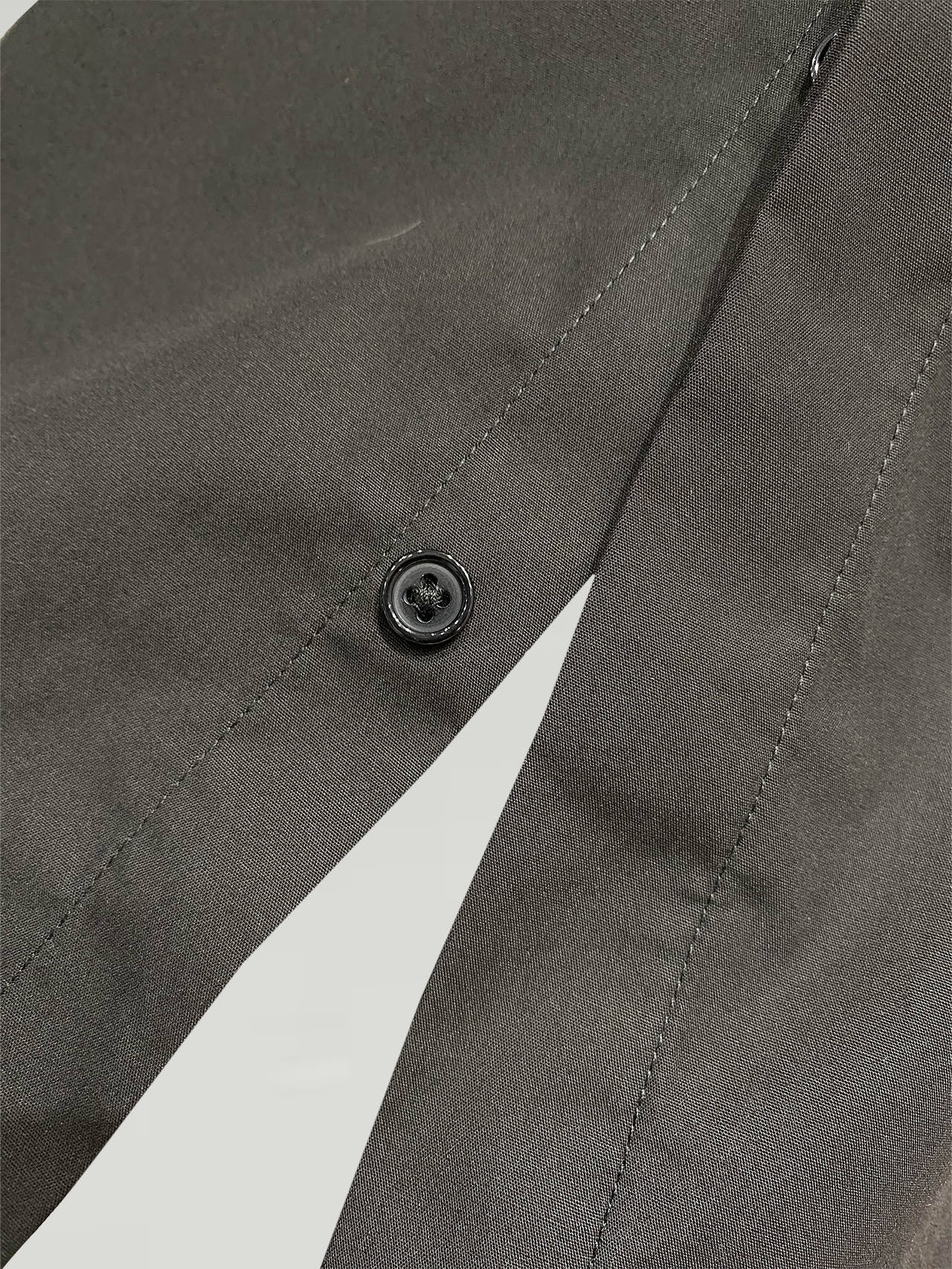 ￼ ￼ ￼ ￼ 路易威登 专柜最新款男士必备款长袖衬衫，100%天然棉，舒服透气，原单狠货，原版面料，柔