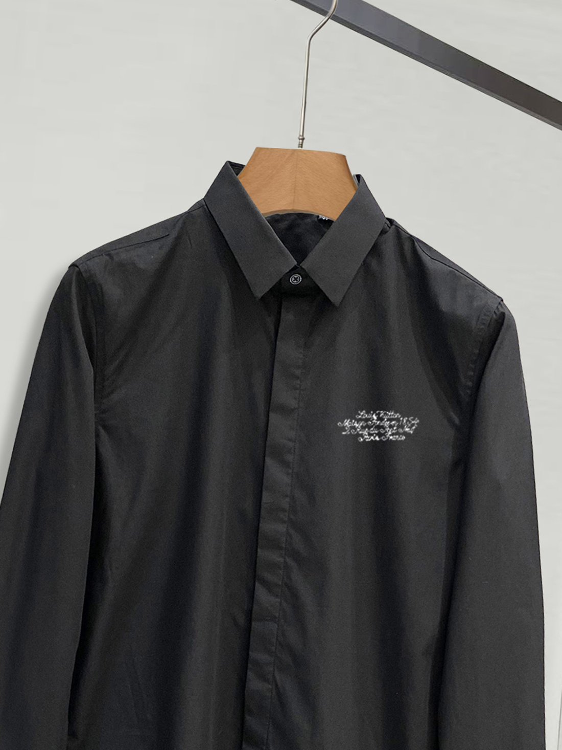 ￼ ￼ ￼ ￼ 路易威登 专柜最新款男士必备款长袖衬衫，100%天然棉，舒服透气，原单狠货，原版面料，柔