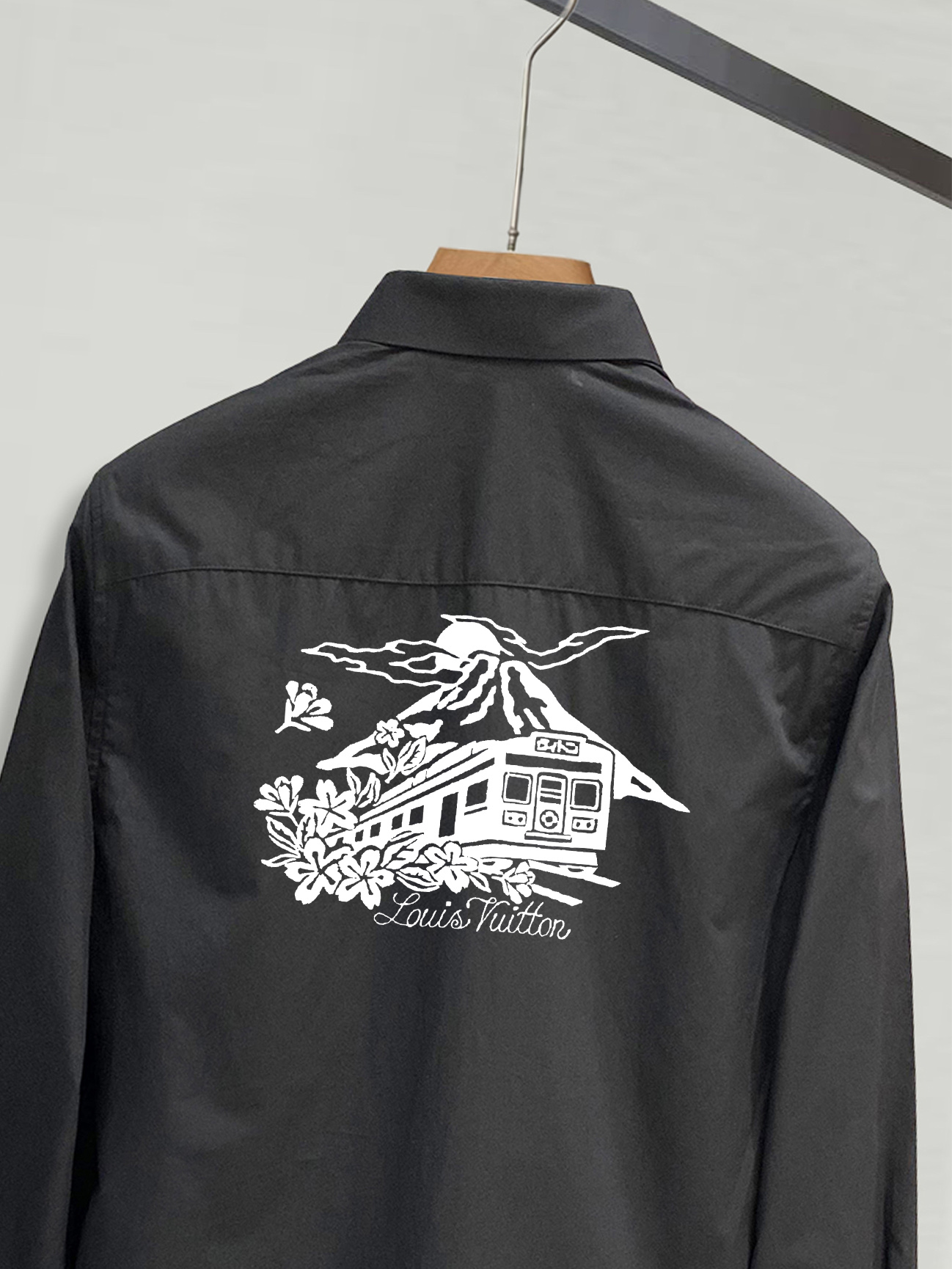 ￼ ￼ ￼ ￼ 路易威登 专柜最新款男士必备款长袖衬衫，100%天然棉，舒服透气，原单狠货，原版面料，柔