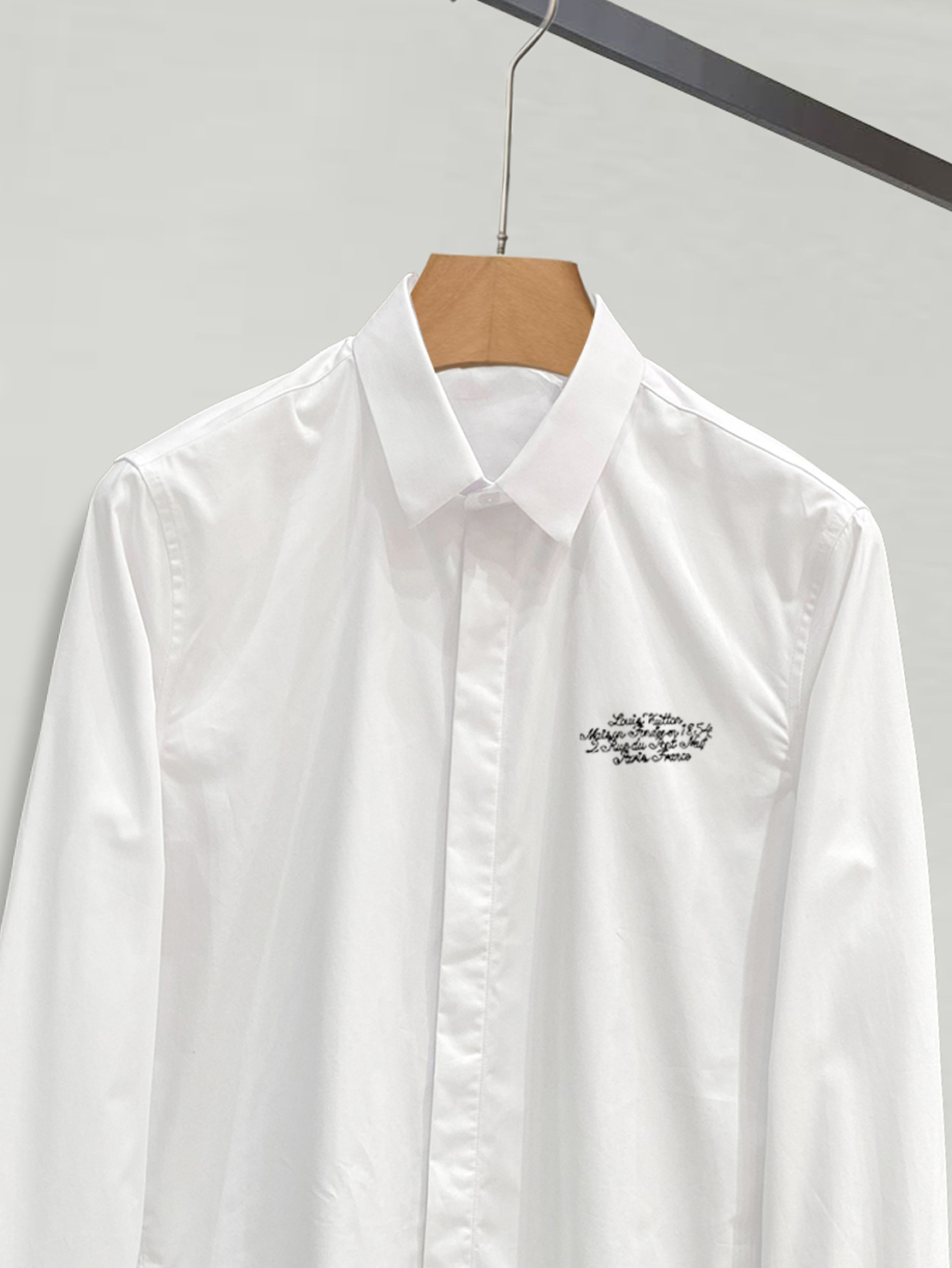 ￼ ￼ ￼ ￼ 路易威登 专柜最新款男士必备款长袖衬衫，100%天然棉，舒服透气，原单狠货，原版面料，柔
