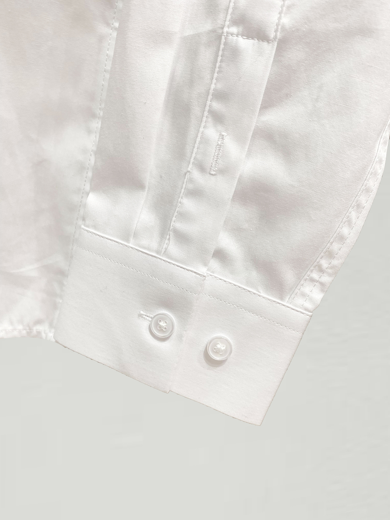 ￼ ￼ ￼ ￼ 路易威登 专柜最新款男士必备款长袖衬衫，100%天然棉，舒服透气，原单狠货，原版面料，柔