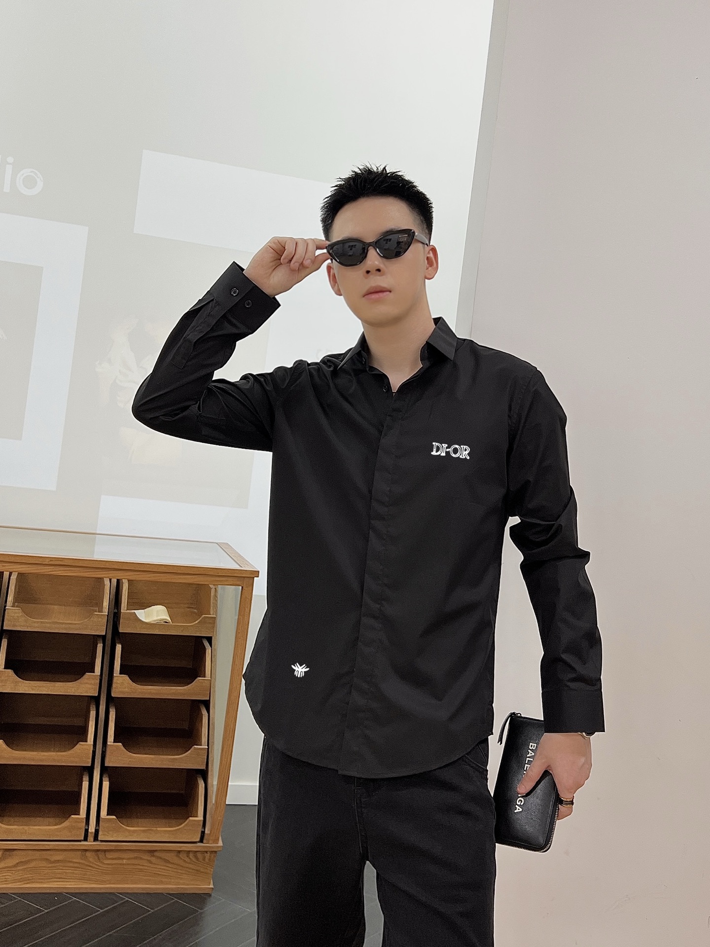 ￼ ￼ ￼ ￼ 迪奥 专柜最新款男士必备款长袖衬衫，100%天然棉，舒服透气，原单狠货，原版面料，柔软舒