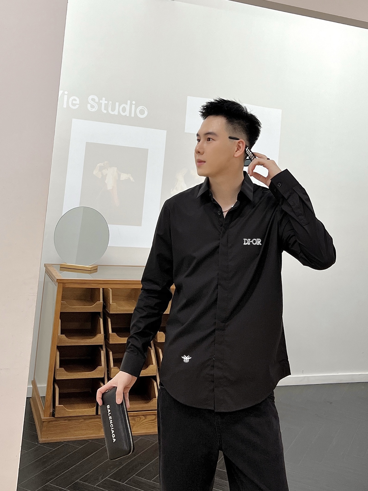 ￼ ￼ ￼ ￼ 迪奥 专柜最新款男士必备款长袖衬衫，100%天然棉，舒服透气，原单狠货，原版面料，柔软舒