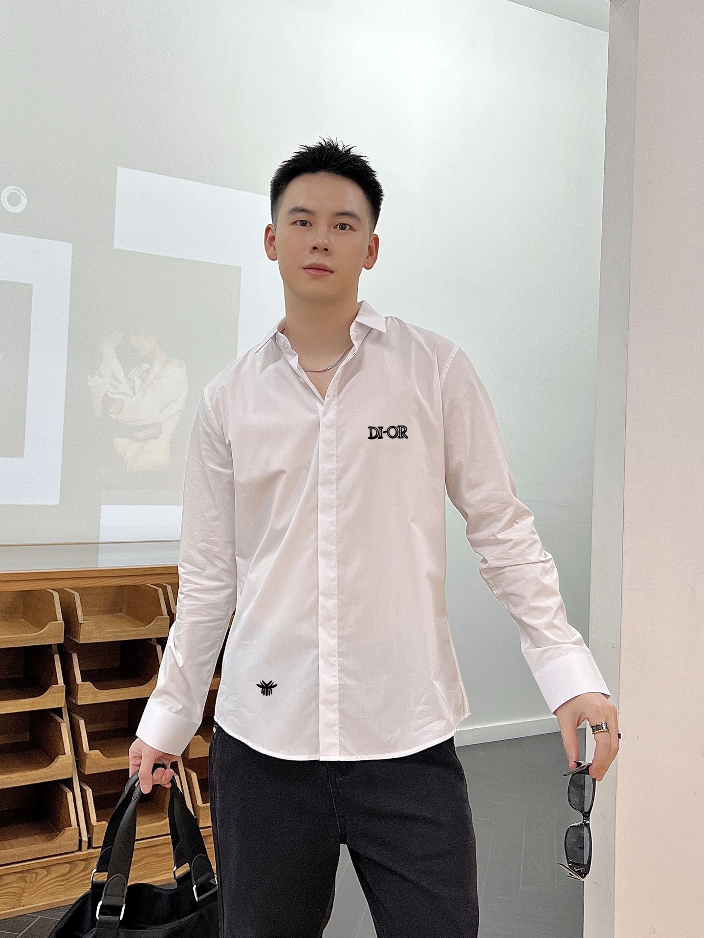 ￼ ￼ ￼ ￼ 迪奥 专柜最新款男士必备款长袖衬衫，100%天然棉，舒服透气，原单狠货，原版面料，柔软舒