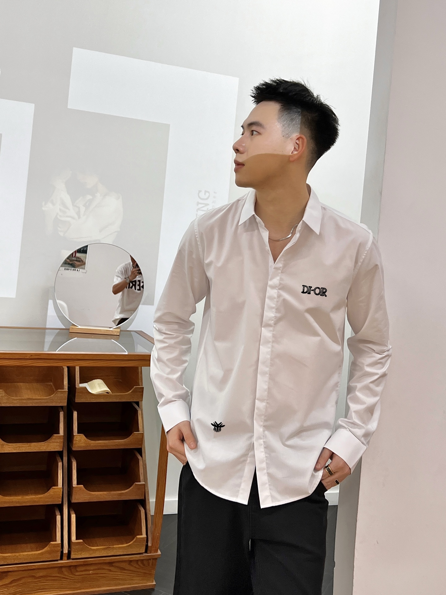 ￼ ￼ ￼ ￼ 迪奥 专柜最新款男士必备款长袖衬衫，100%天然棉，舒服透气，原单狠货，原版面料，柔软舒