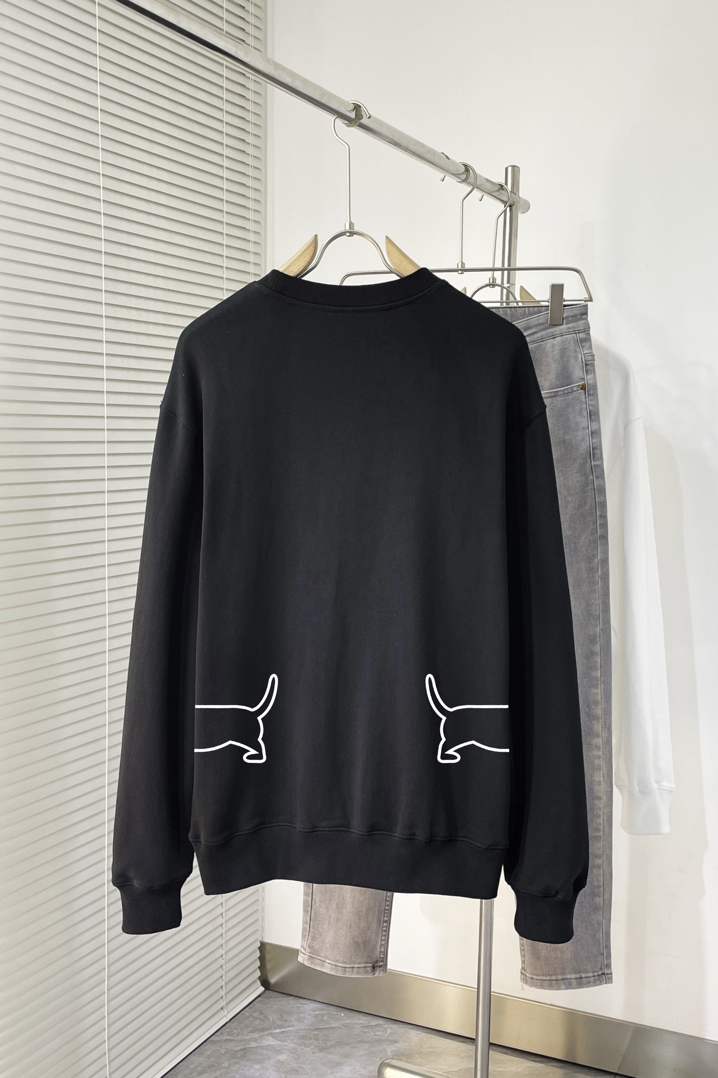 ￼ ￼ 汤姆布朗 官网 新款字母印花双层重工字母图案不管是T桖还是卫衣都是每年的爆款单品 前幅大面积印花