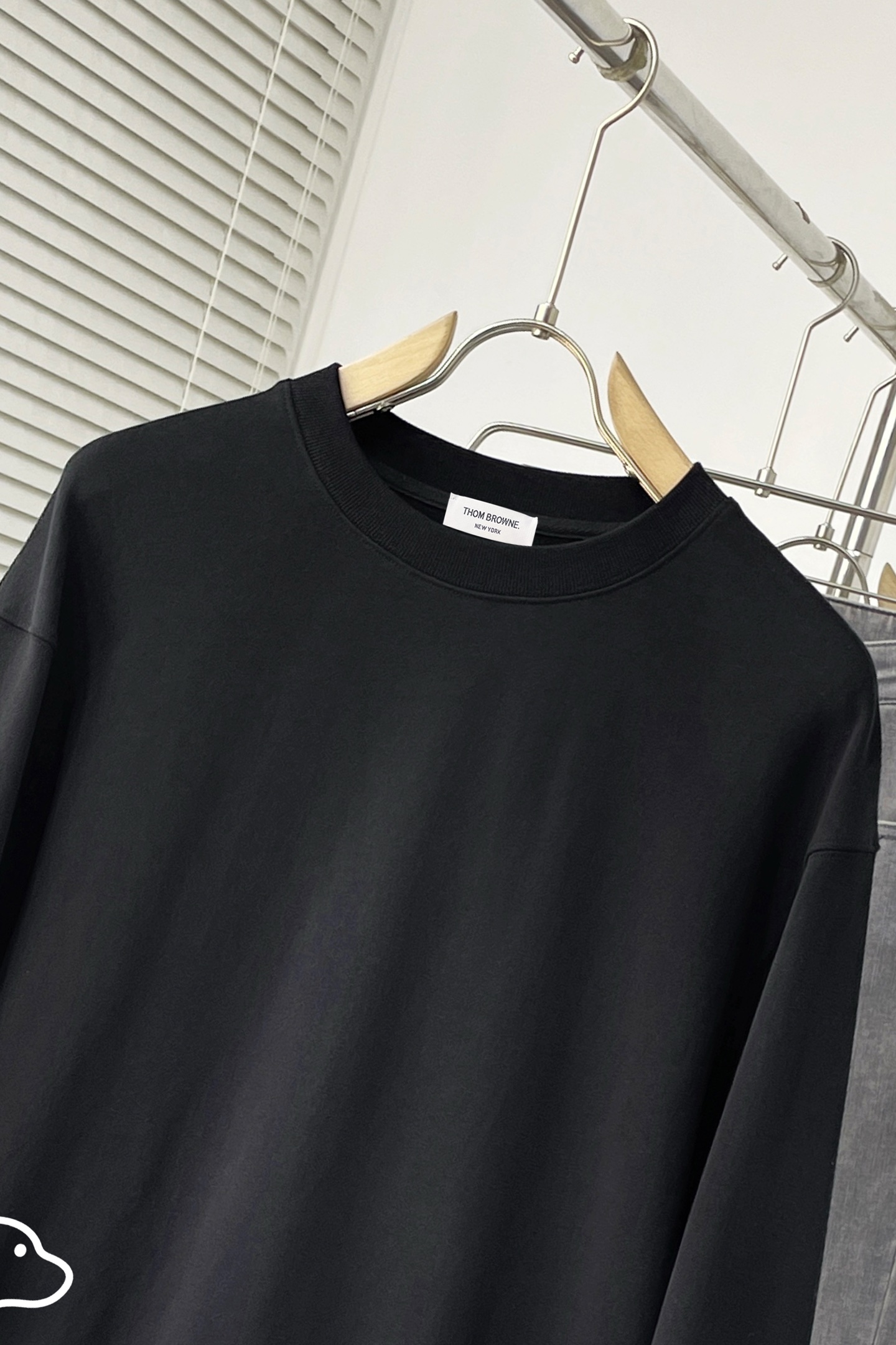 ￼ ￼ 汤姆布朗 官网 新款字母印花双层重工字母图案不管是T桖还是卫衣都是每年的爆款单品 前幅大面积印花