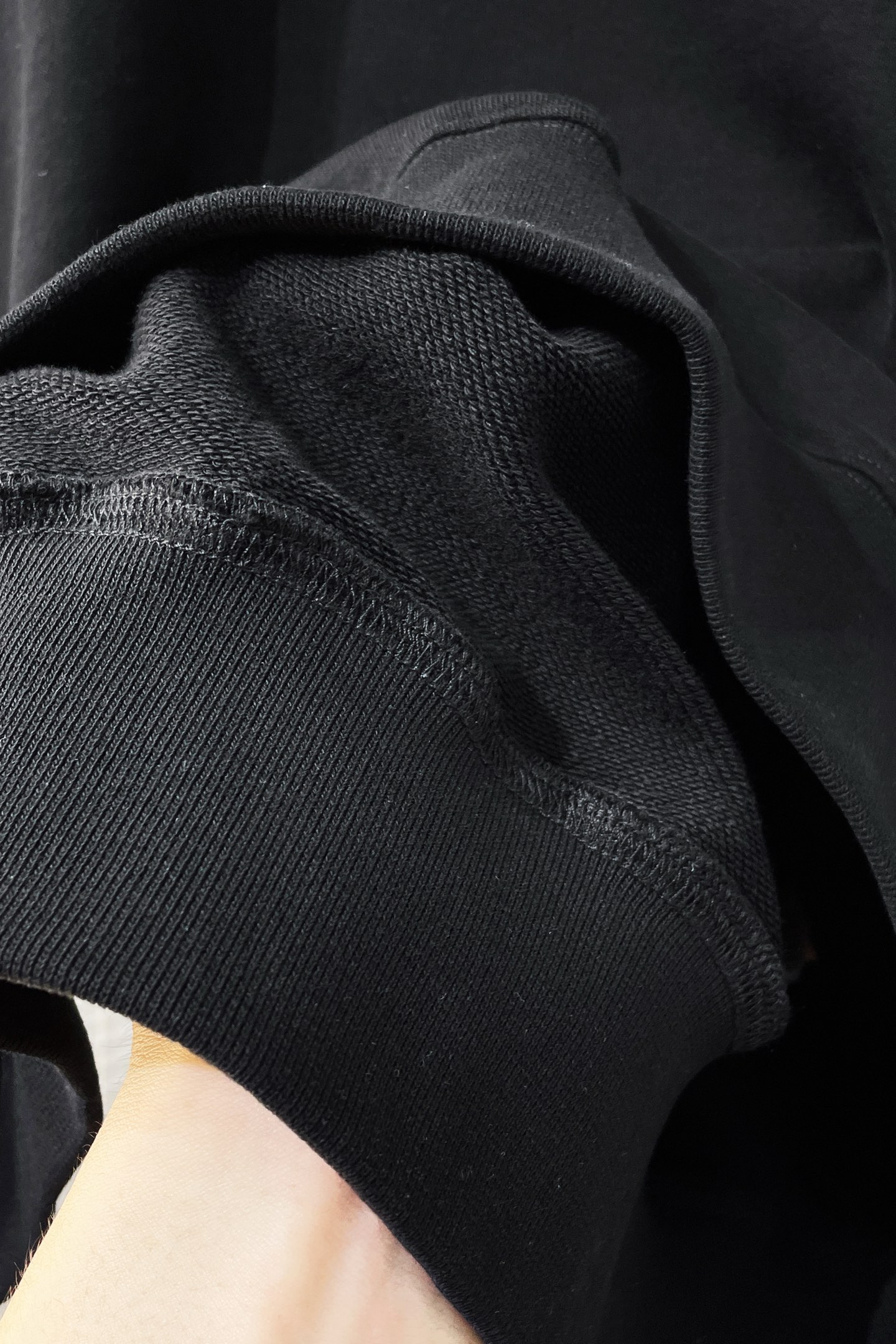 ￼ ￼ 汤姆布朗 官网 新款字母印花双层重工字母图案不管是T桖还是卫衣都是每年的爆款单品 前幅大面积印花