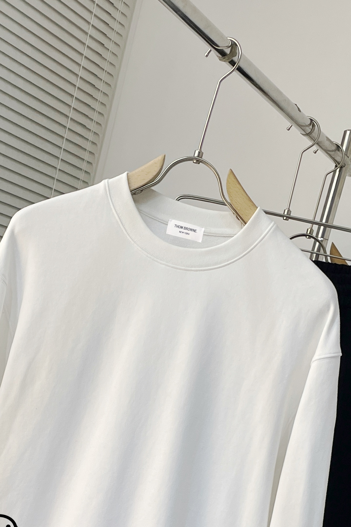 ￼ 汤姆布朗 官网 新款字母印花双层重工字母图案不管是T桖还是卫衣都是每年的爆款单品 前幅大面积印花采用