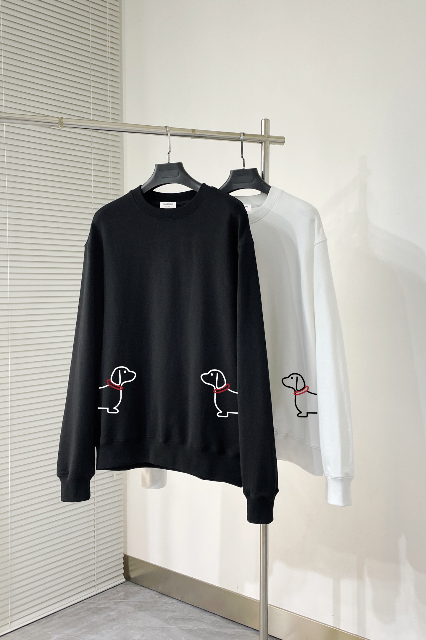 ￼ 汤姆布朗 官网 新款字母印花双层重工字母图案不管是T桖还是卫衣都是每年的爆款单品 前幅大面积印花采用