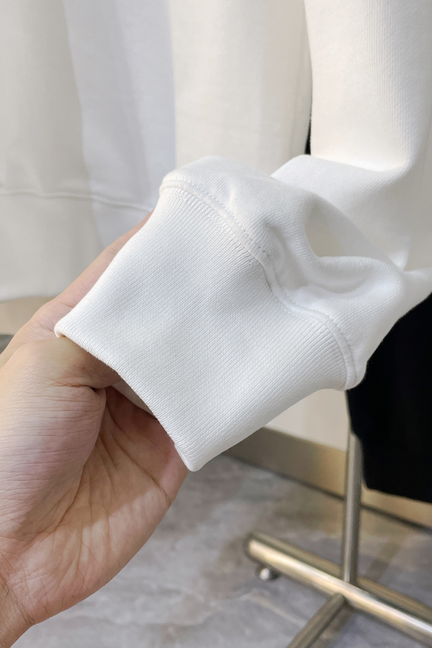 ￼ 汤姆布朗 官网 新款字母印花双层重工字母图案不管是T桖还是卫衣都是每年的爆款单品 前幅大面积印花采用