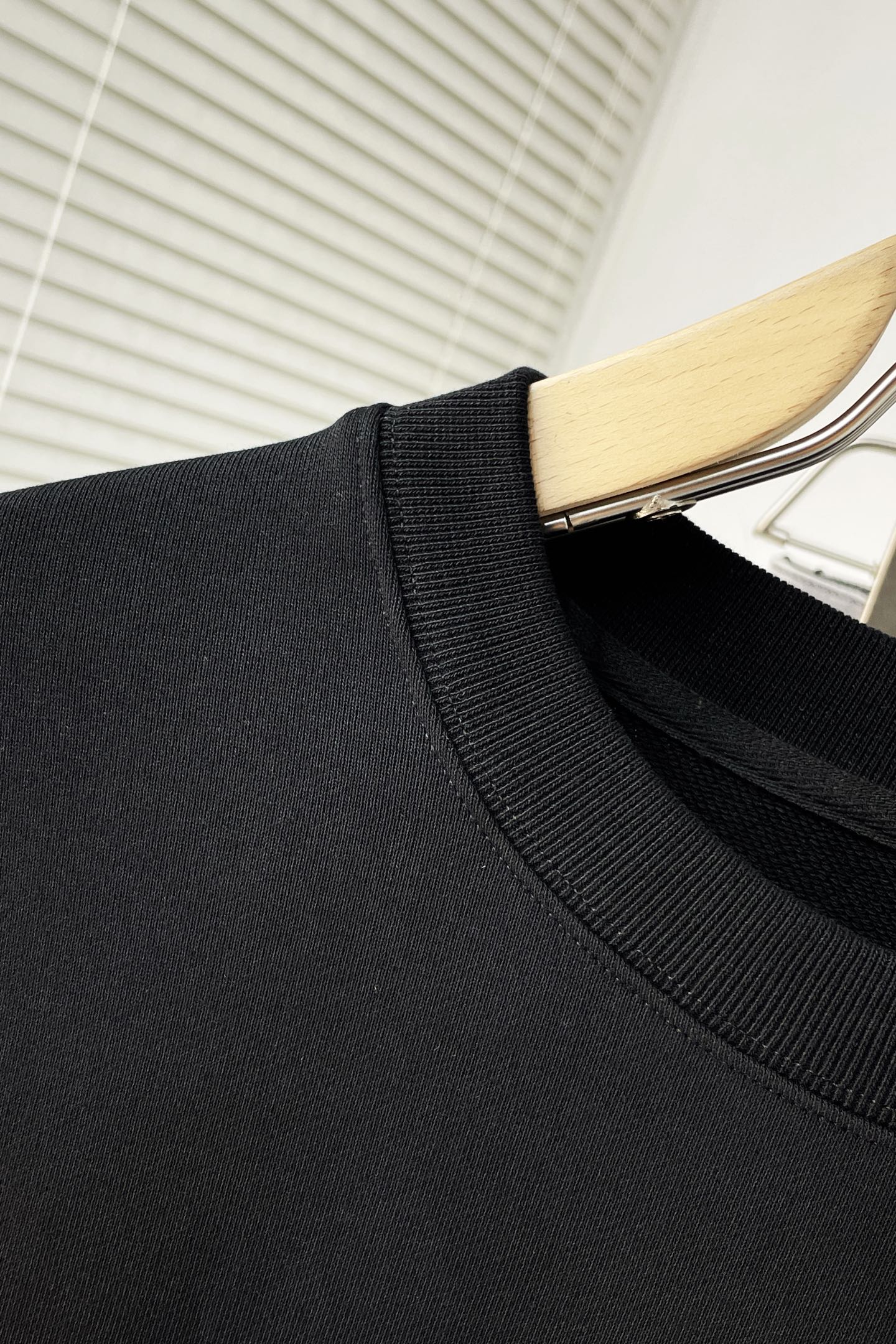 ￼ ￼ ￼ ￼ 始祖鸟 官网 新款字母印花双层重工字母图案不管是T桖还是卫衣都是每年的爆款单品 前幅大面