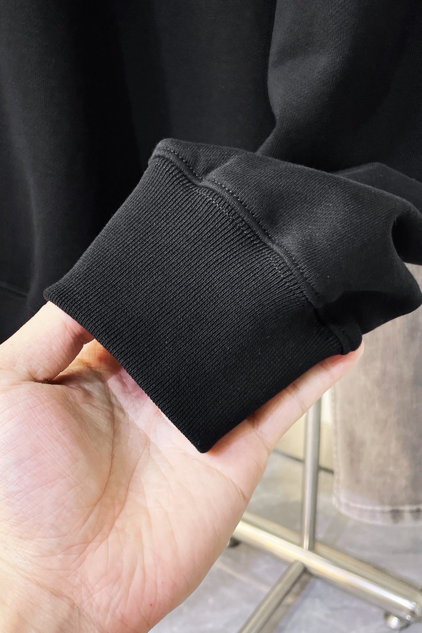 ￼ ￼ ￼ ￼ 始祖鸟 官网 新款字母印花双层重工字母图案不管是T桖还是卫衣都是每年的爆款单品 前幅大面