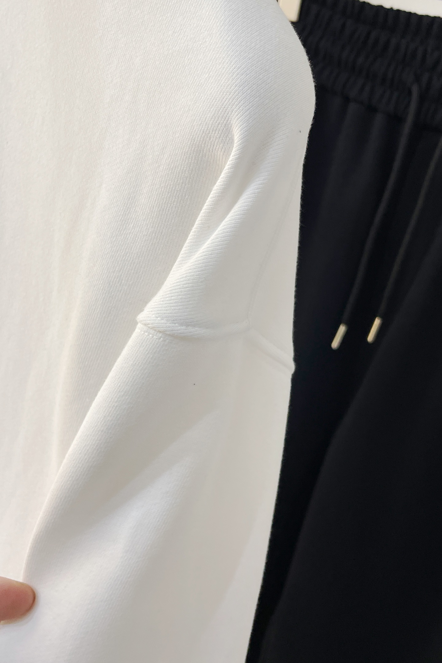 ￼ ￼ ￼ 始祖鸟 官网 新款字母印花双层重工字母图案不管是T桖还是卫衣都是每年的爆款单品 前幅大面积印