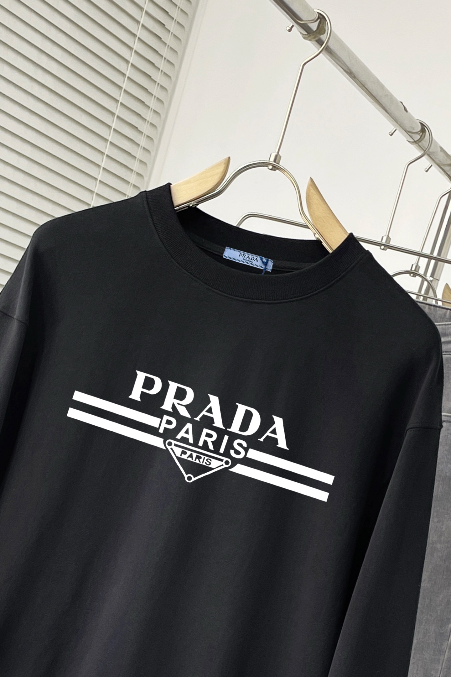 ￼ ￼ ￼ 普拉达 官网 新款字母印花双层重工字母图案不管是T桖还是卫衣都是每年的爆款单品 前幅大面积印