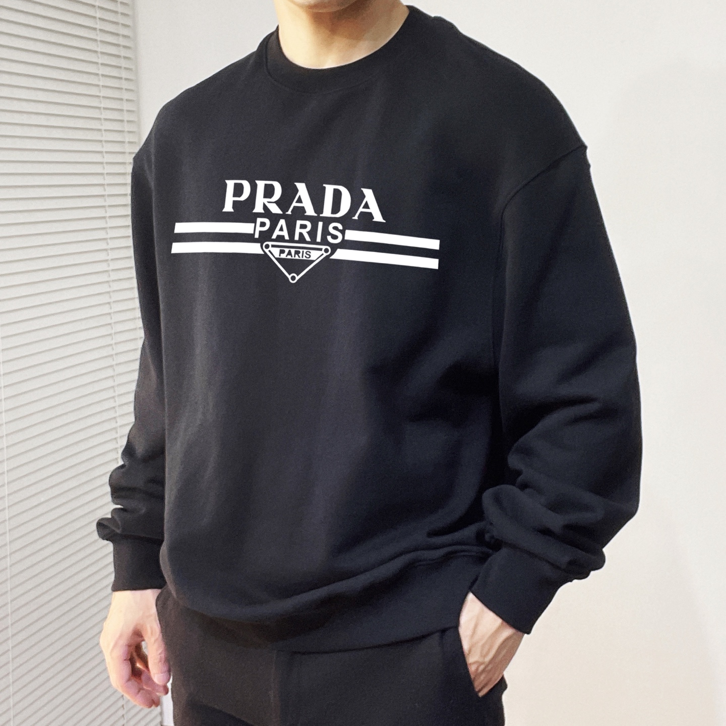 ￼ ￼ ￼ 普拉达 官网 新款字母印花双层重工字母图案不管是T桖还是卫衣都是每年的爆款单品 前幅大面积印