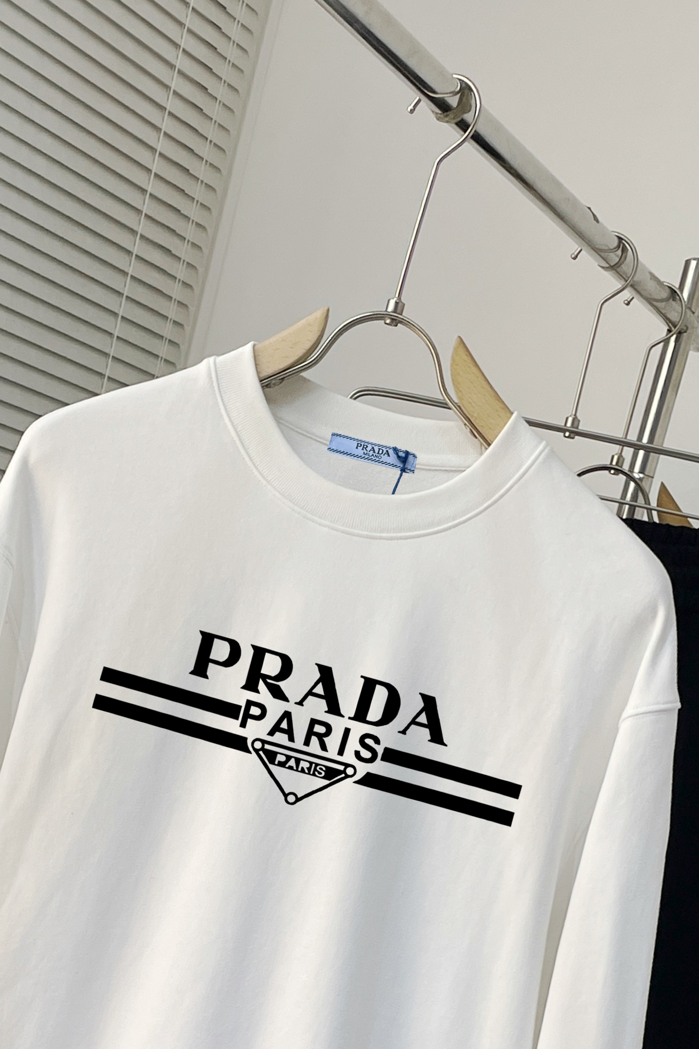 ￼ ￼ ￼ 普拉达 官网 新款字母印花双层重工字母图案不管是T桖还是卫衣都是每年的爆款单品 前幅大面积印