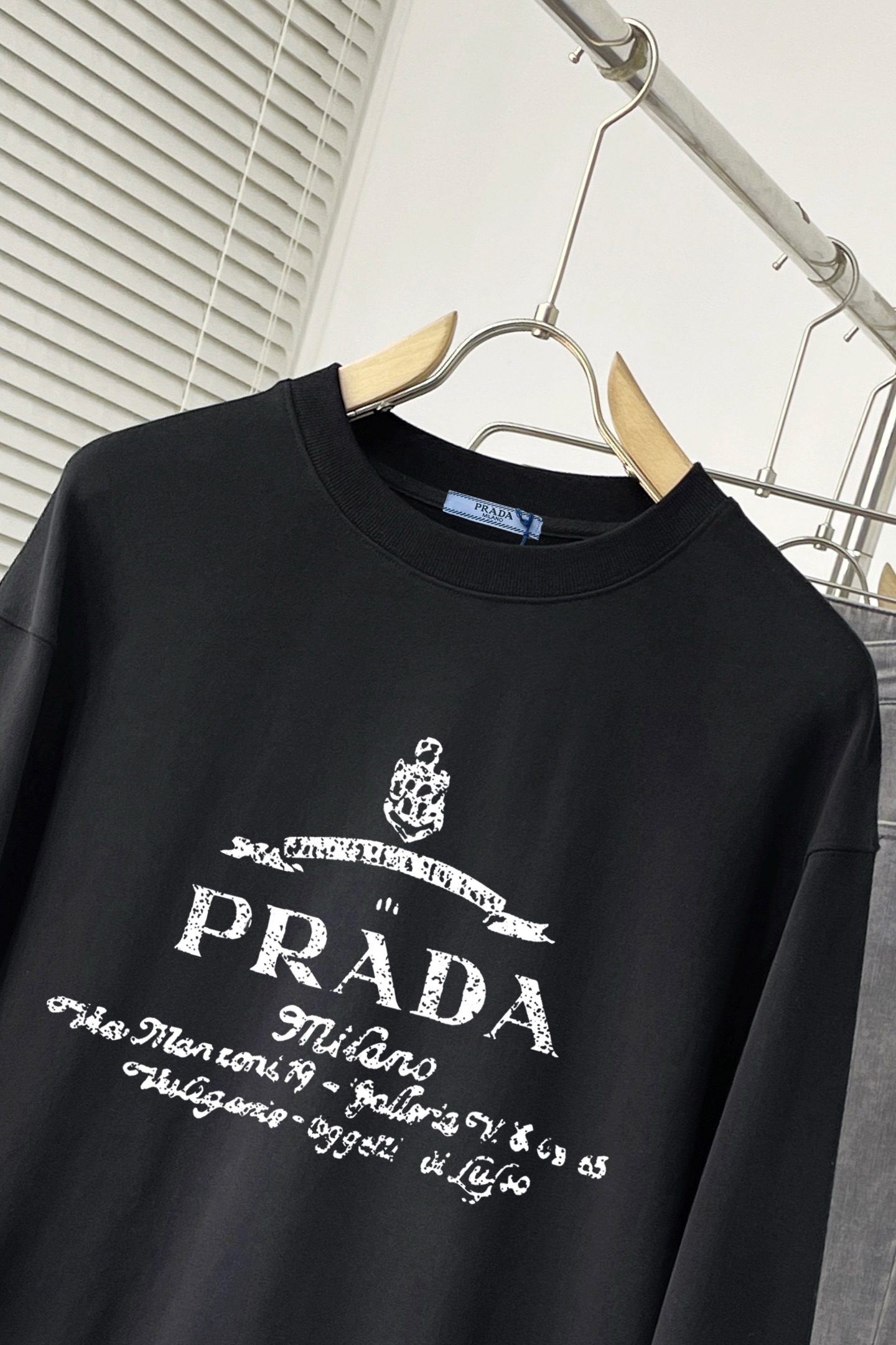 ￼ ￼ ￼ 普拉达 官网 新款字母印花双层重工字母图案不管是T桖还是卫衣都是每年的爆款单品 前幅大面积印