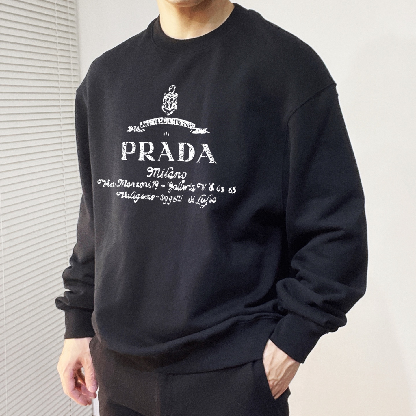 ￼ ￼ ￼ 普拉达 官网 新款字母印花双层重工字母图案不管是T桖还是卫衣都是每年的爆款单品 前幅大面积印