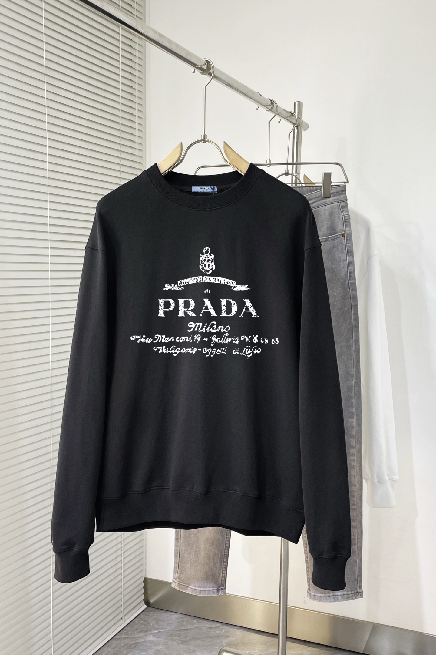 ￼ ￼ ￼ 普拉达 官网 新款字母印花双层重工字母图案不管是T桖还是卫衣都是每年的爆款单品 前幅大面积印