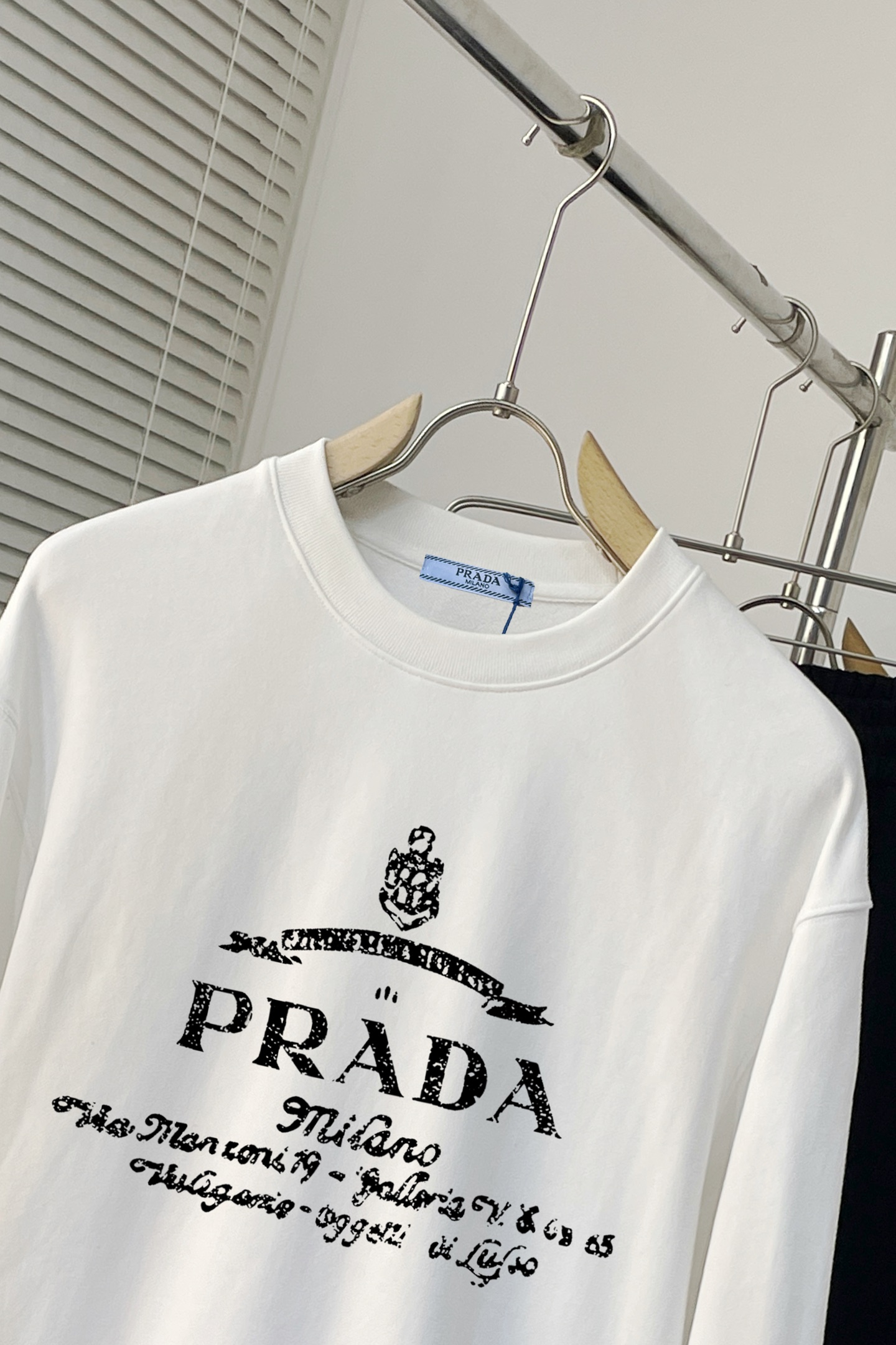 ￼ ￼ 普拉达 官网 新款字母印花双层重工字母图案不管是T桖还是卫衣都是每年的爆款单品 前幅大面积印花采