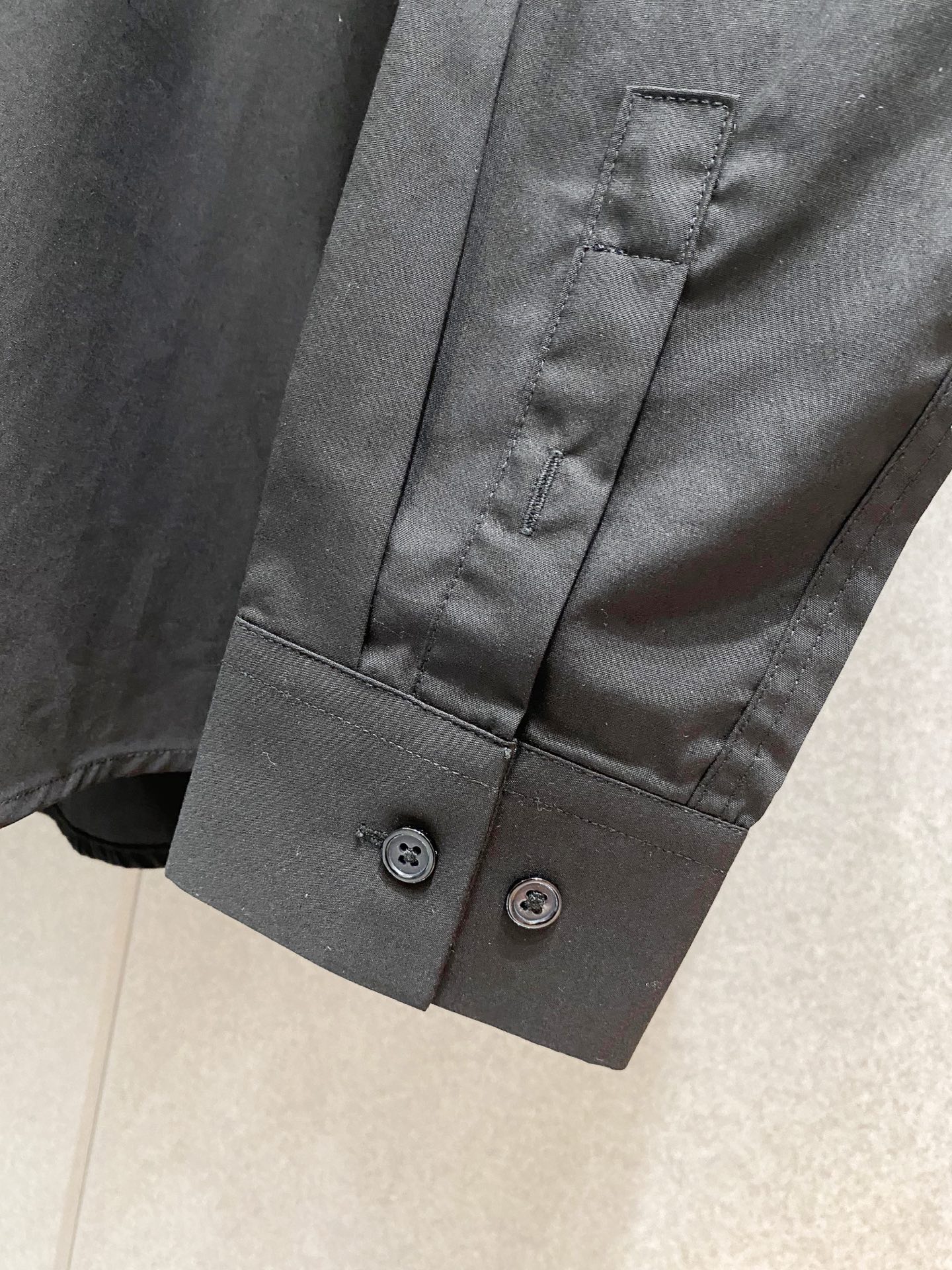 ￼ ￼ ￼ ￼ 古驰 专柜最新款男士必备款长袖衬衫，100%天然棉，舒服透气，原单狠货，原版面料，柔软舒