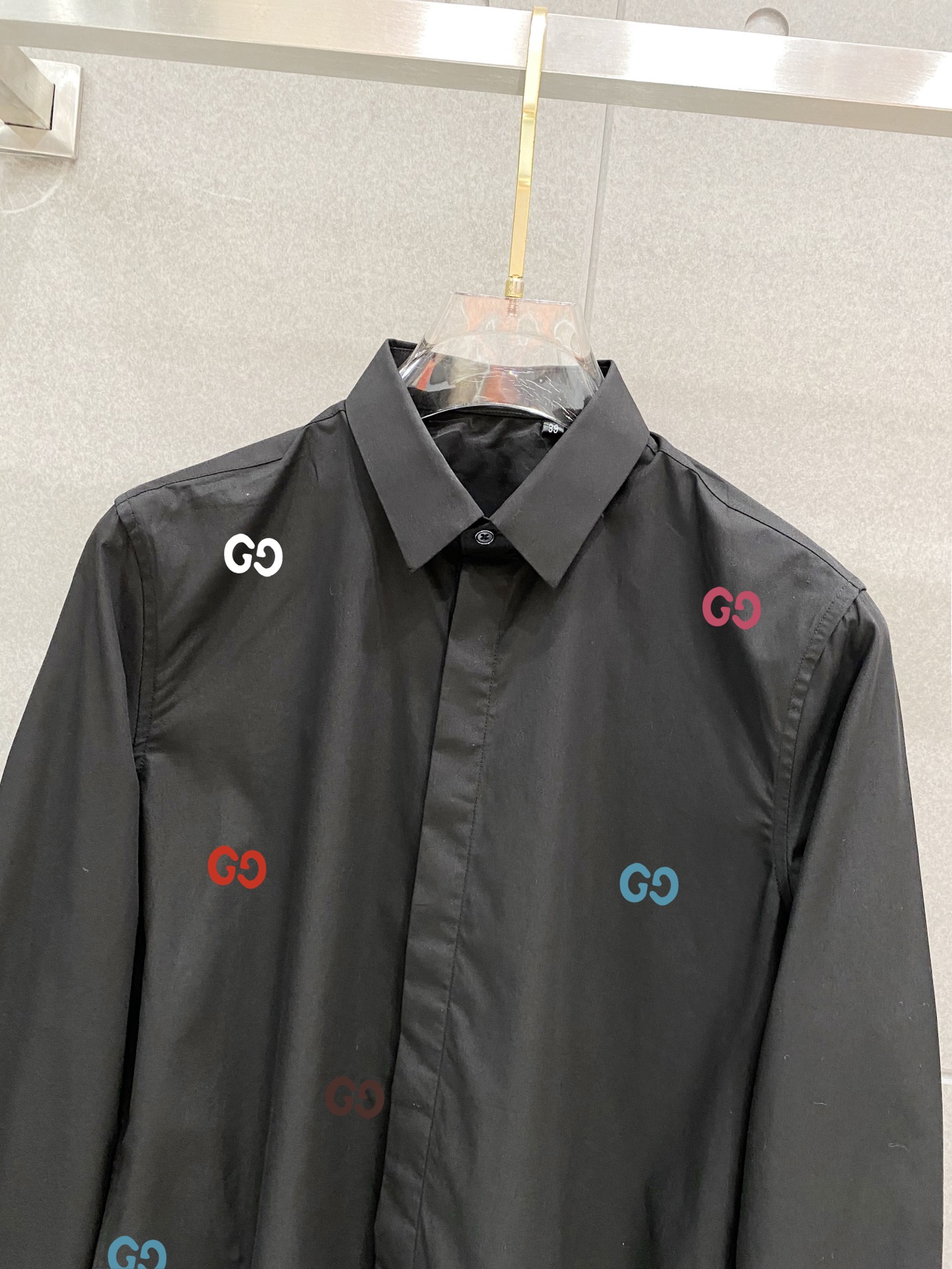 ￼ ￼ ￼ ￼ 古驰 专柜最新款男士必备款长袖衬衫，100%天然棉，舒服透气，原单狠货，原版面料，柔软舒