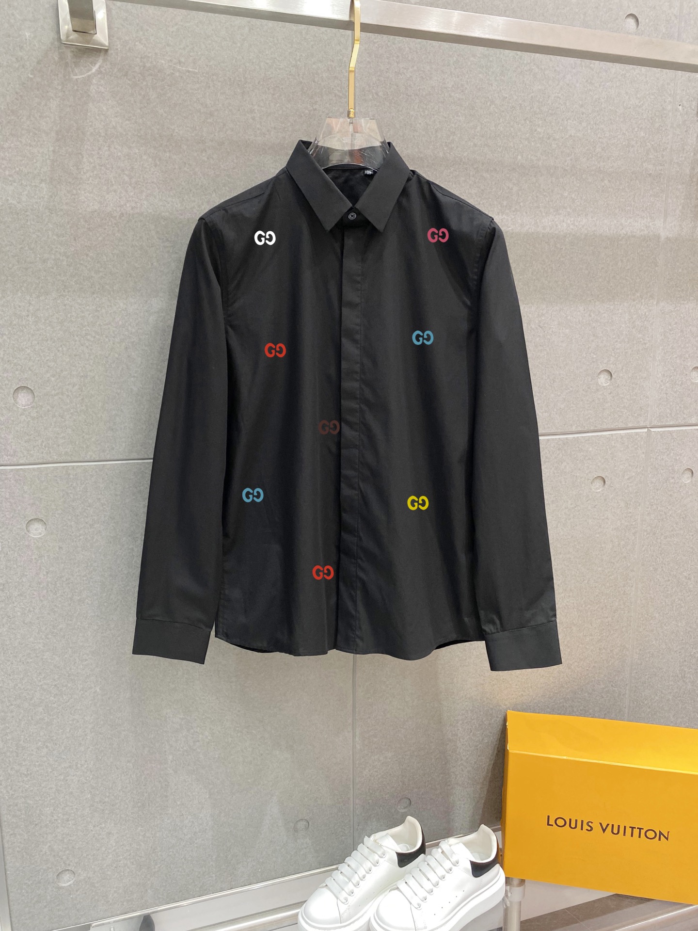 ￼ ￼ ￼ ￼ 古驰 专柜最新款男士必备款长袖衬衫，100%天然棉，舒服透气，原单狠货，原版面料，柔软舒