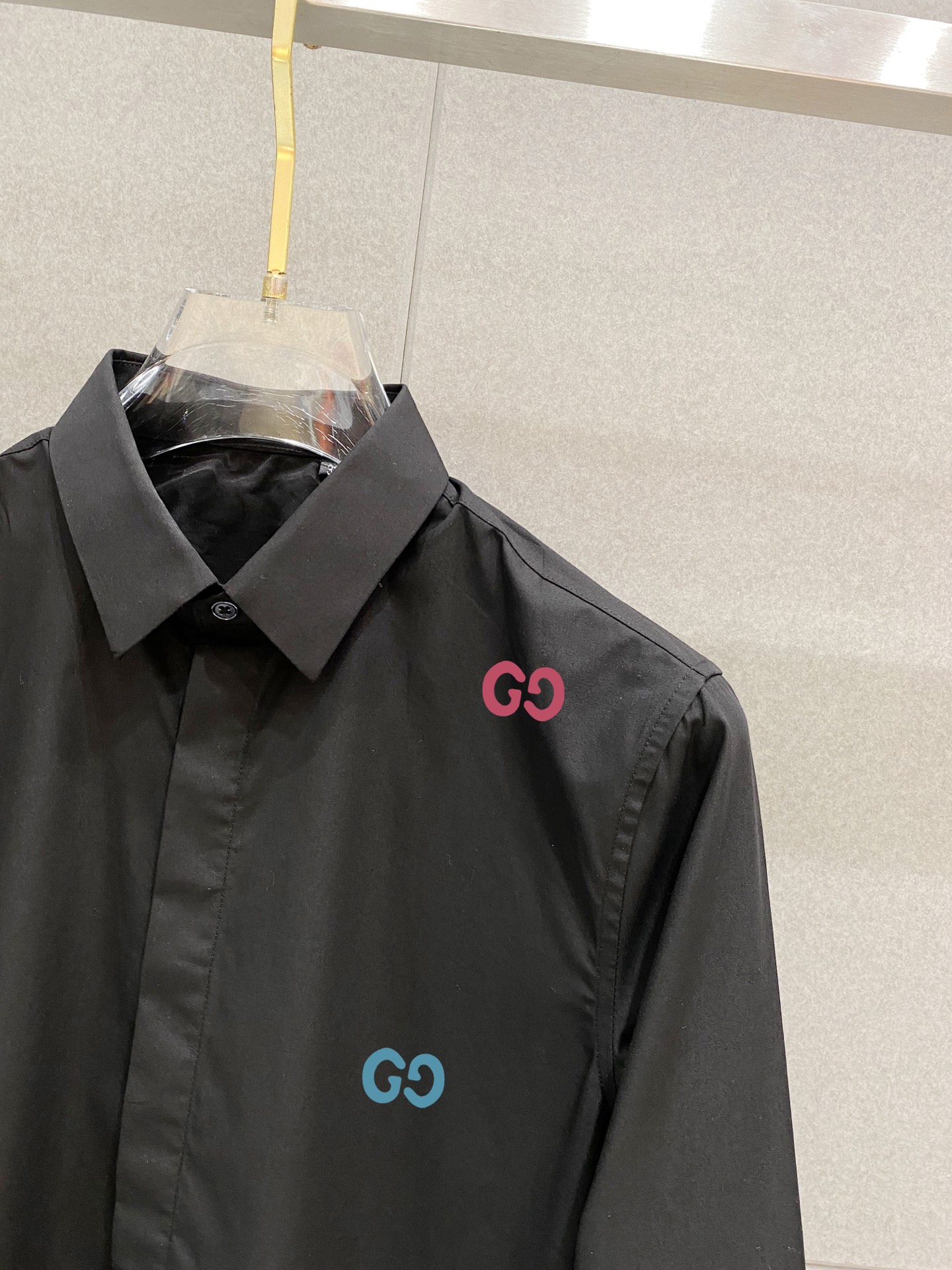 ￼ ￼ ￼ ￼ 古驰 专柜最新款男士必备款长袖衬衫，100%天然棉，舒服透气，原单狠货，原版面料，柔软舒