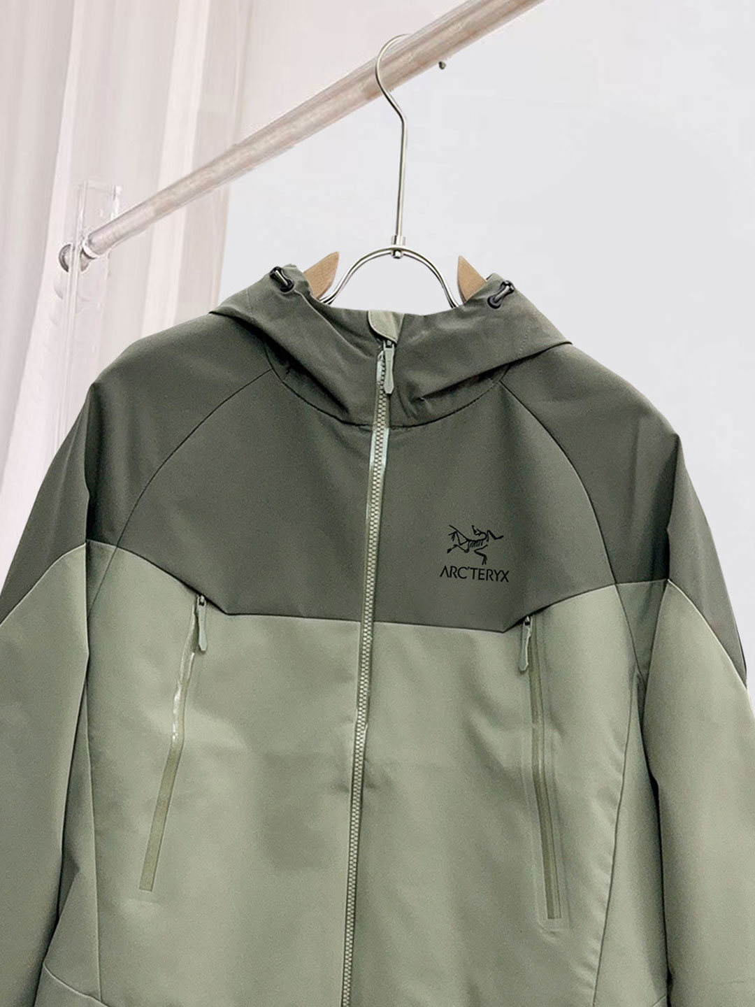 始祖鸟。2025最新款秋冬男士新品 ！连帽更是秋冬衣橱里必不可少的一件！胸口LOGO 视觉更立体有型，经